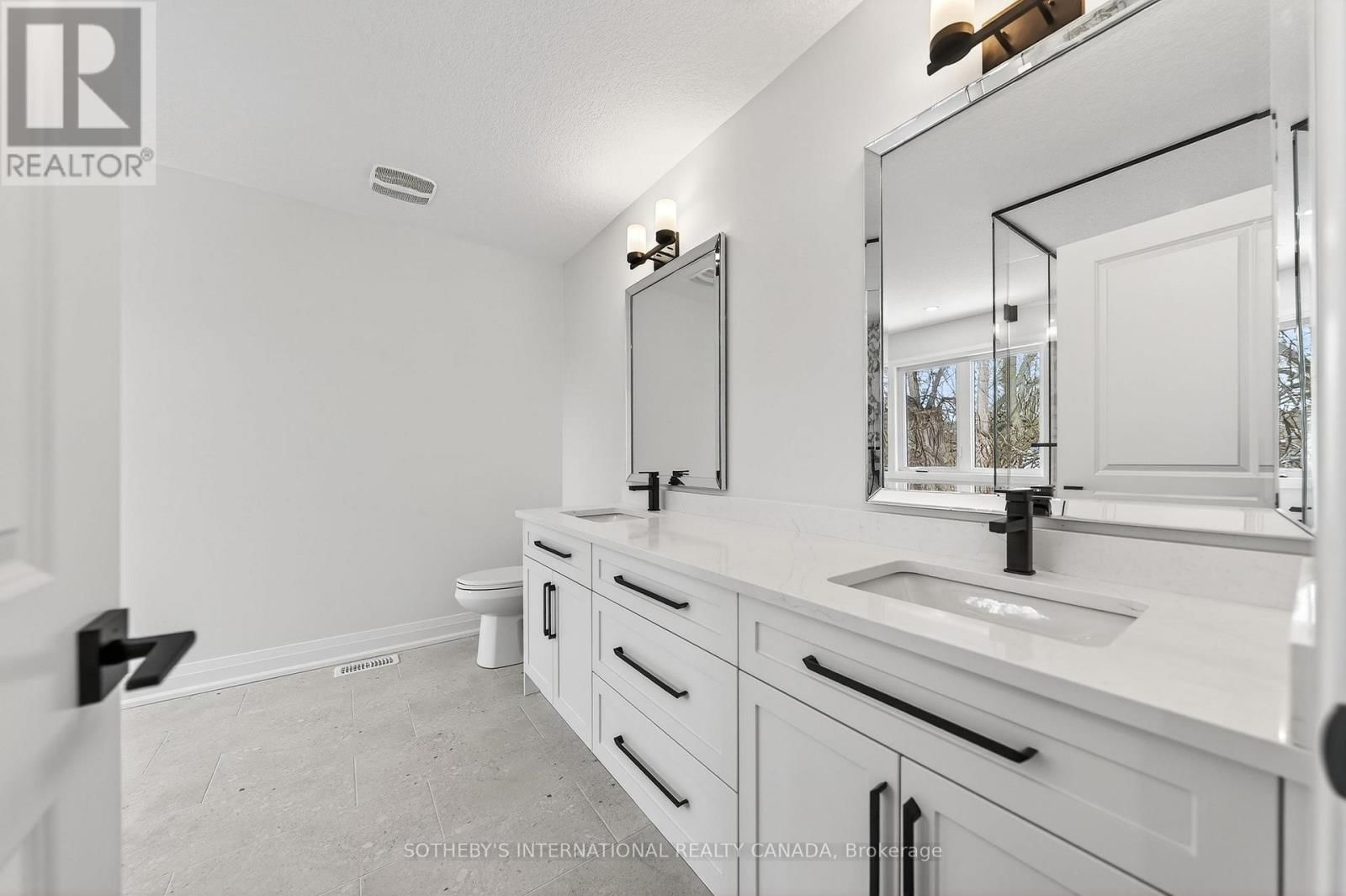 42 RICH AVENUE Image 27