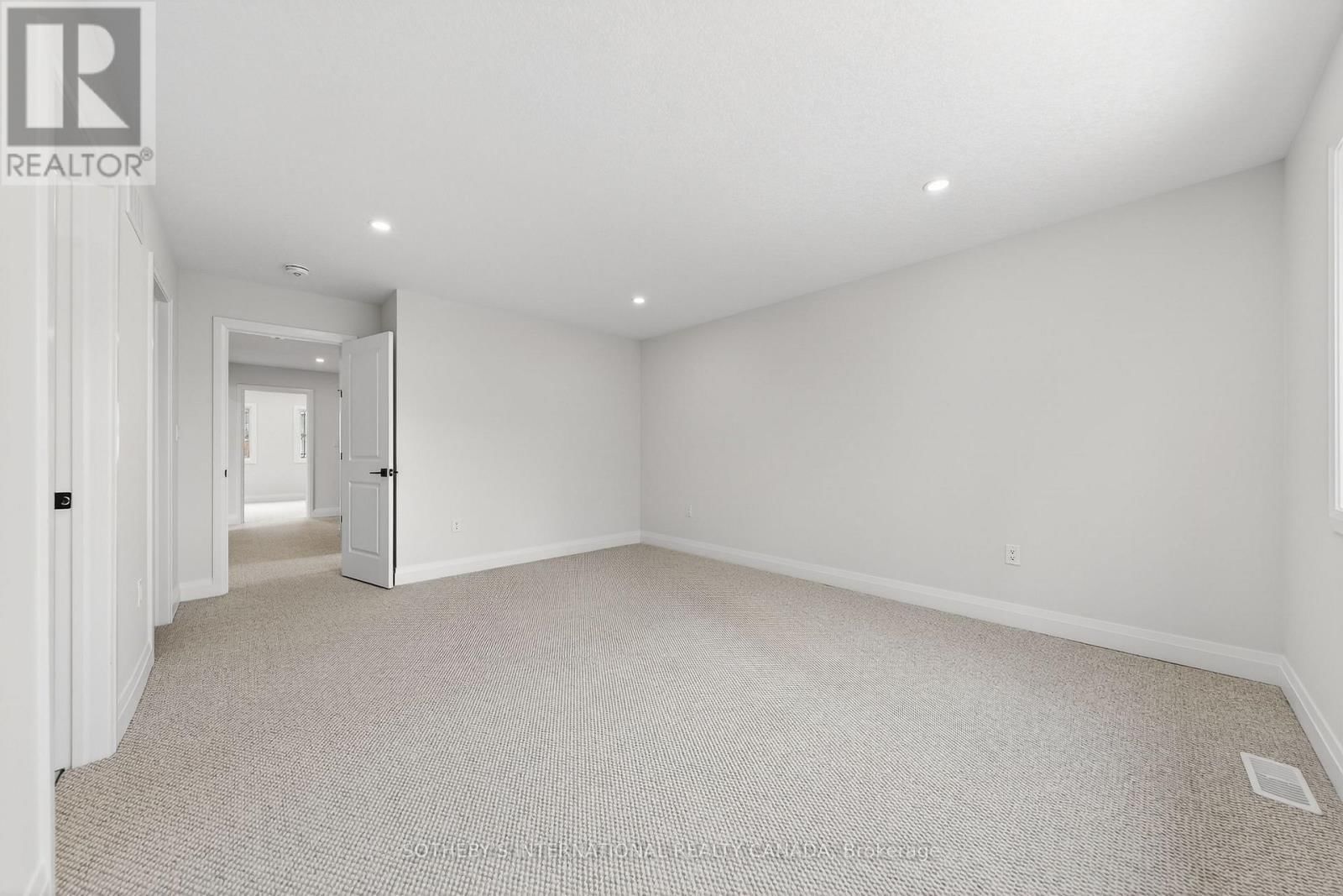 42 RICH AVENUE Image 29