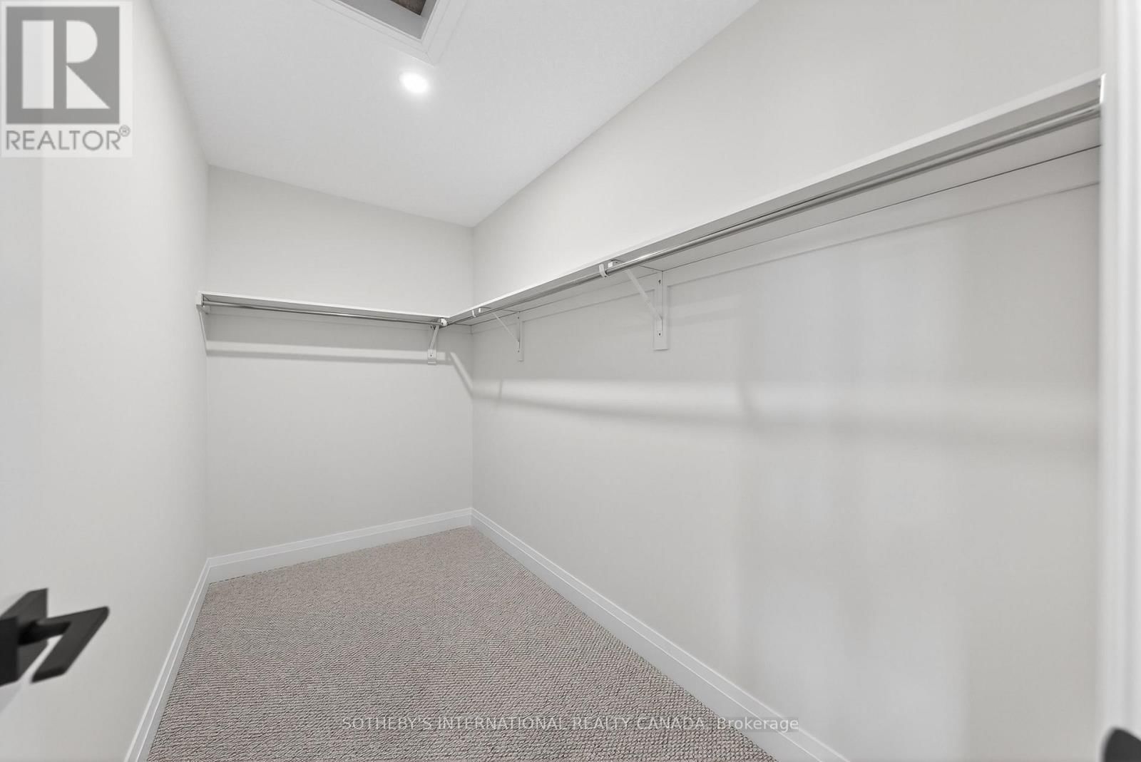 42 RICH AVENUE Image 31