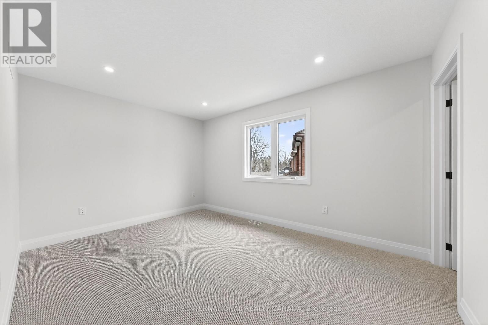 42 RICH AVENUE Image 32