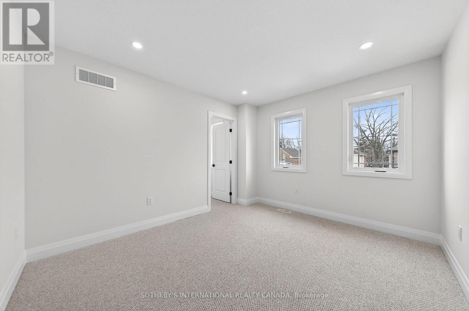 42 RICH AVENUE Image 35