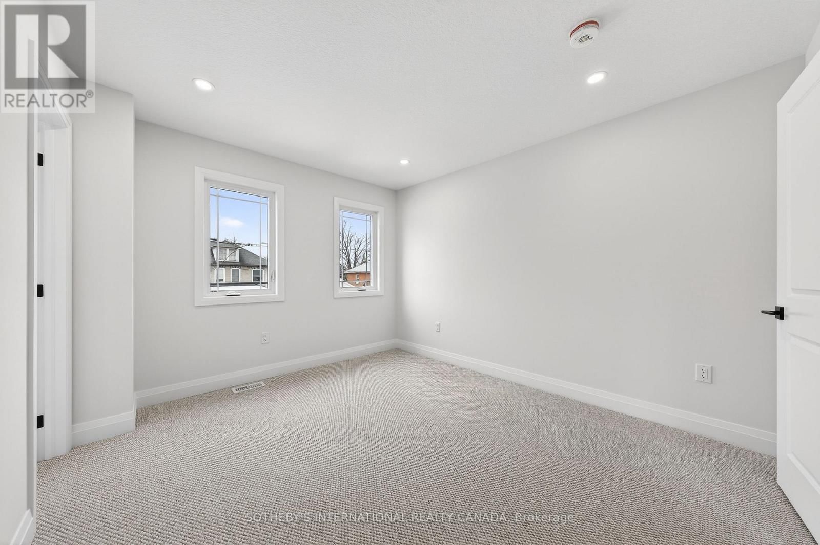 42 RICH AVENUE Image 36