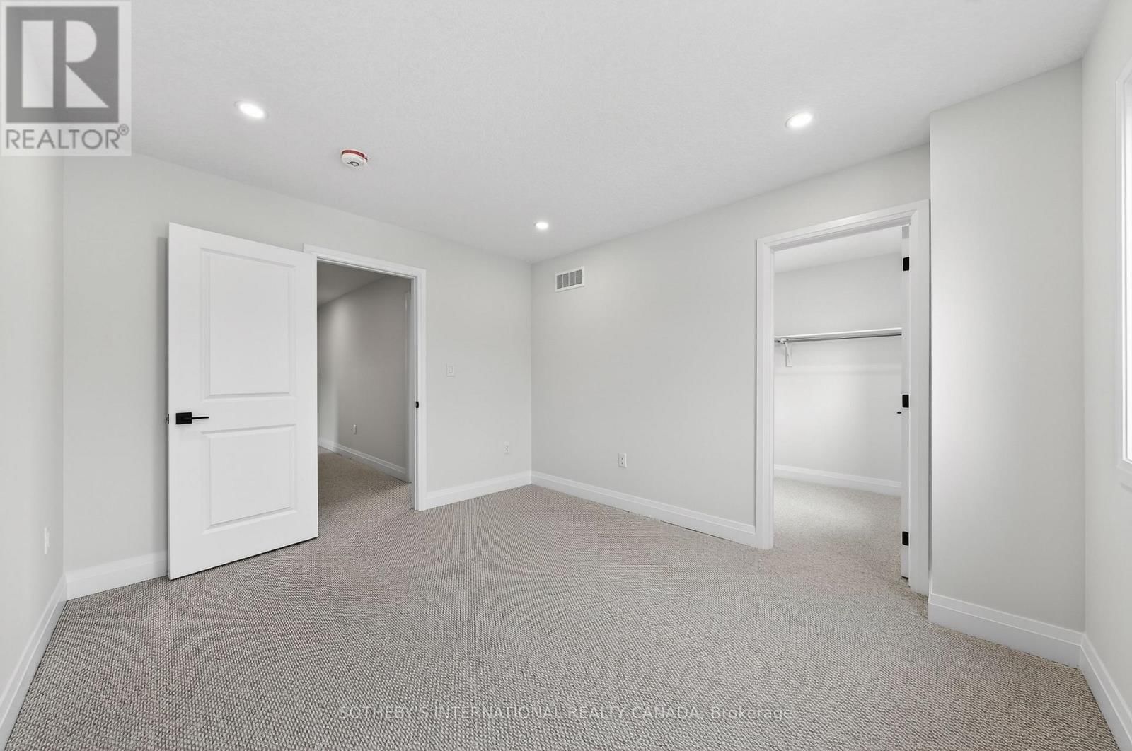 42 RICH AVENUE Image 37