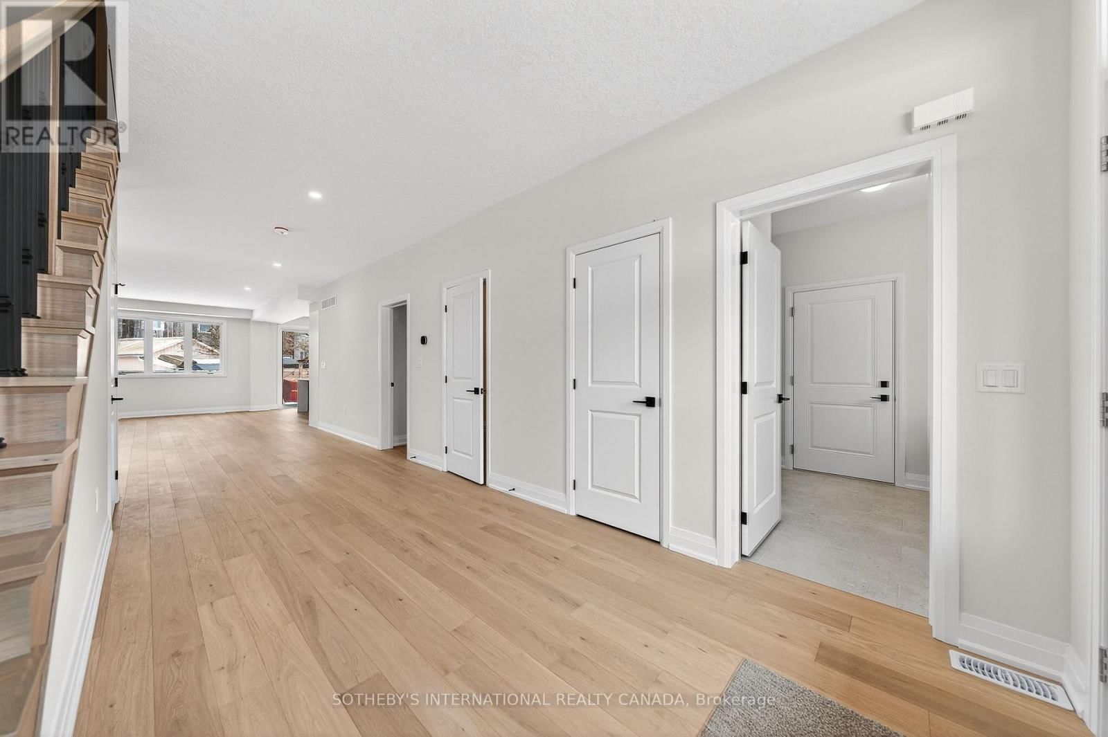 42 RICH AVENUE Image 6