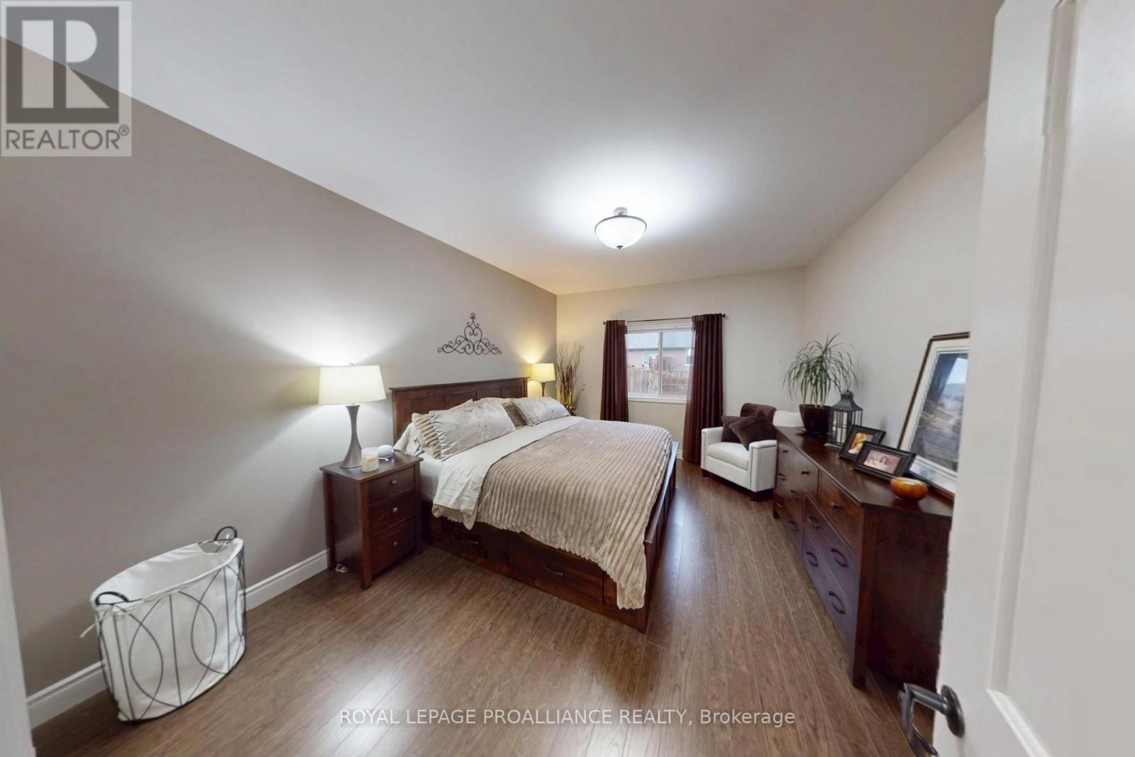 37 FARMINGTON CRESCENT Image 11