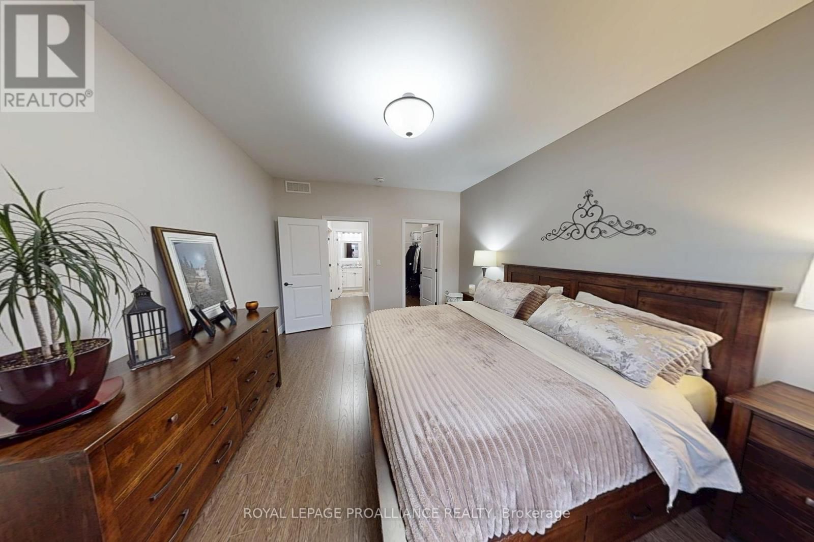 37 FARMINGTON CRESCENT Image 12