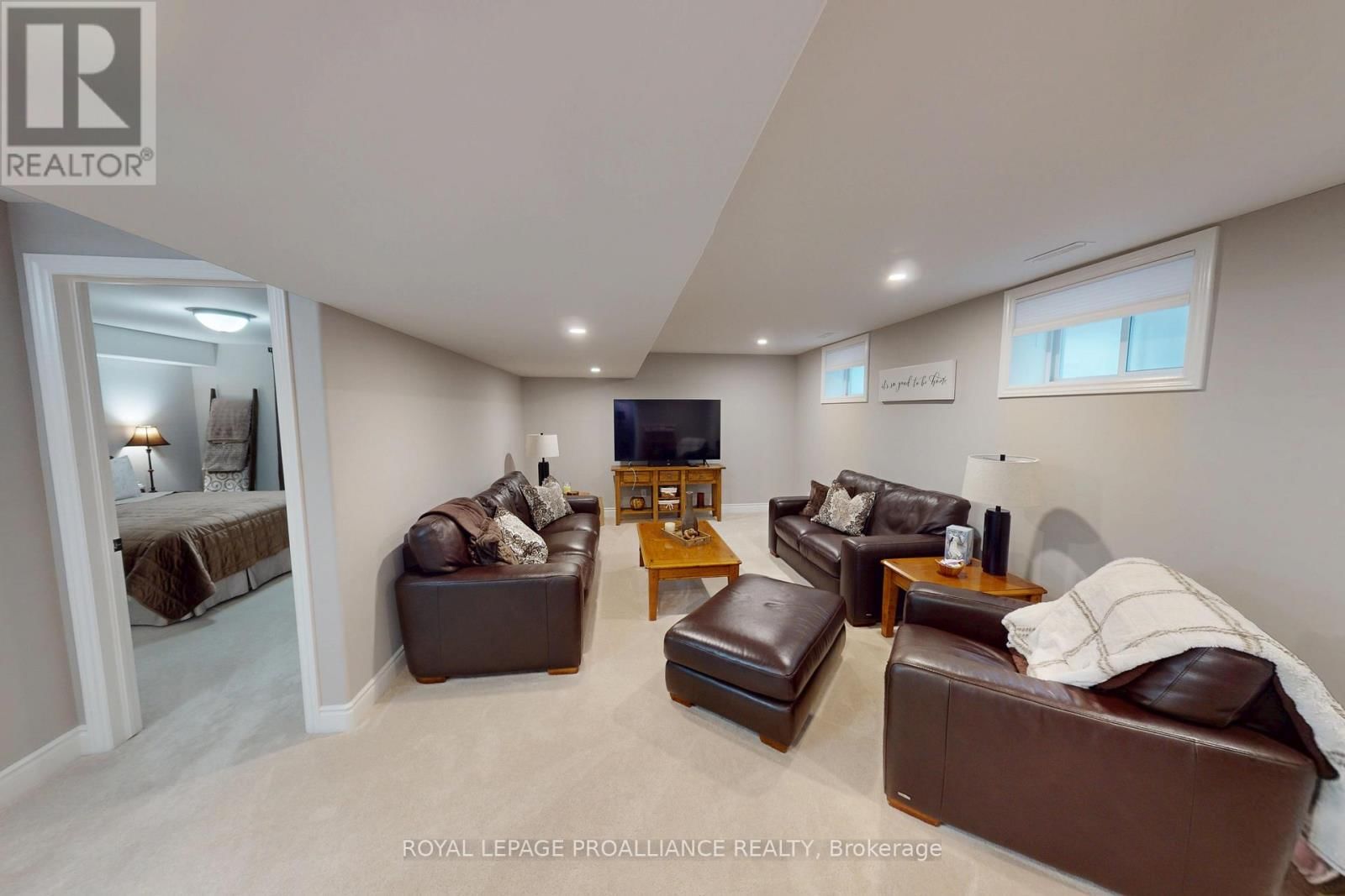 37 FARMINGTON CRESCENT Image 15