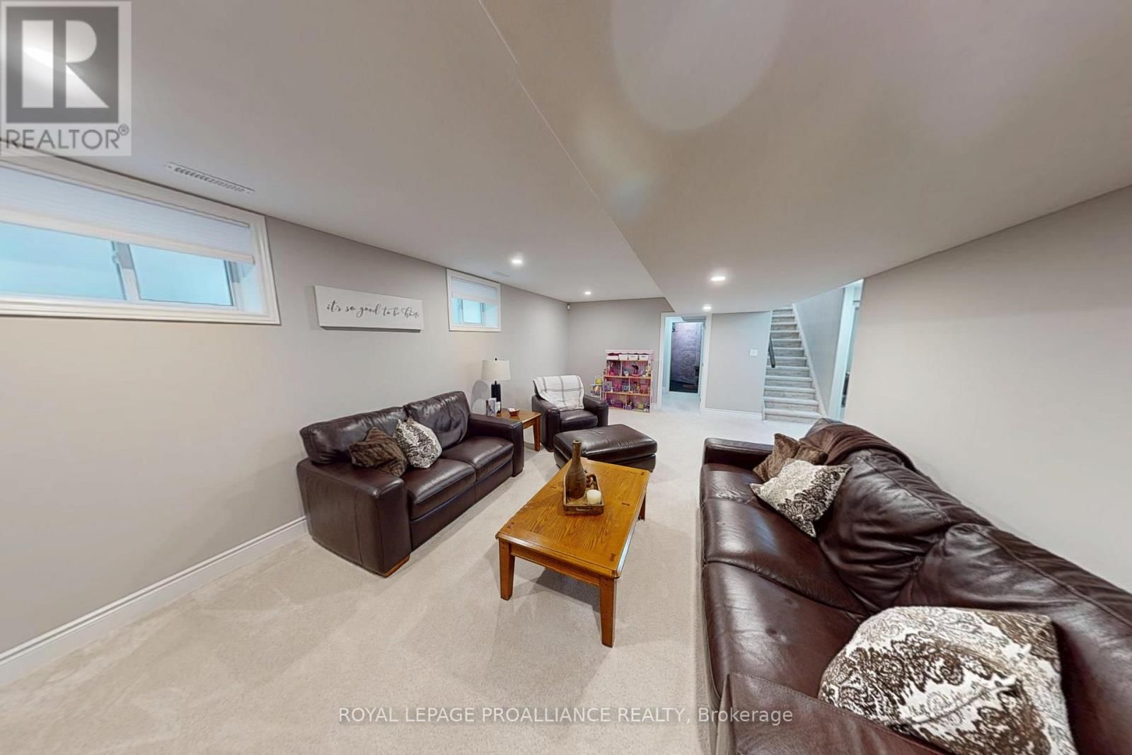 37 FARMINGTON CRESCENT Image 17