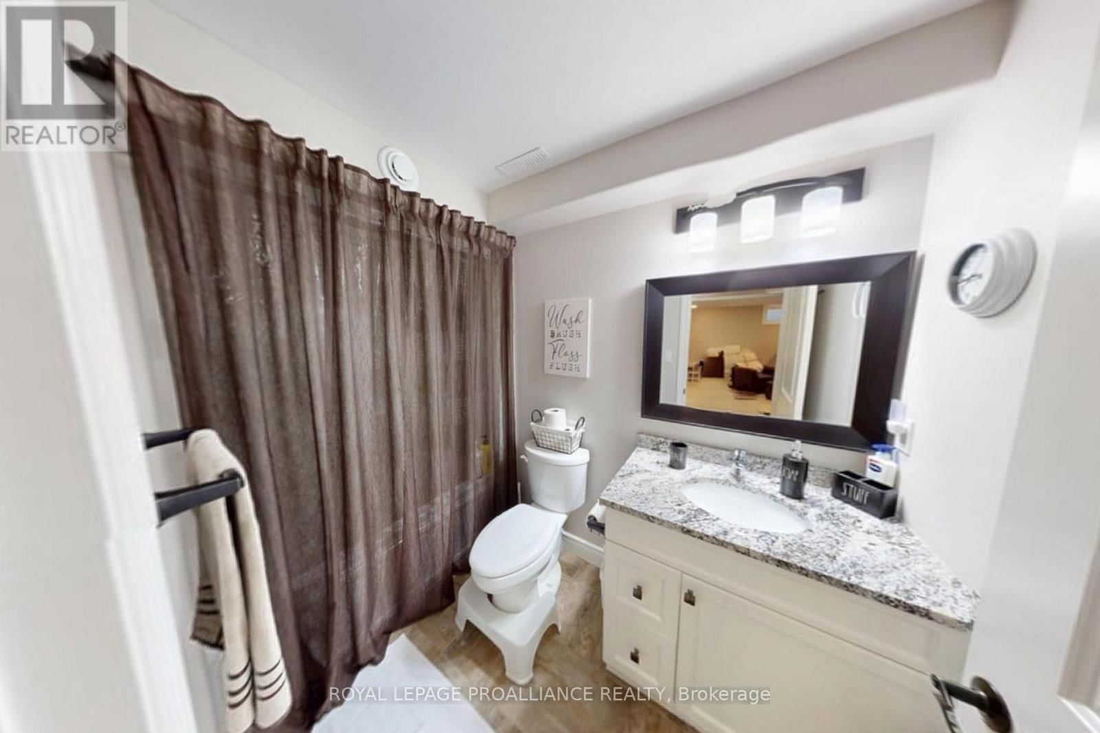 37 FARMINGTON CRESCENT Image 20