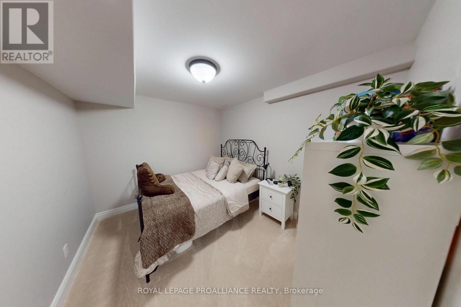 37 FARMINGTON CRESCENT Image 21