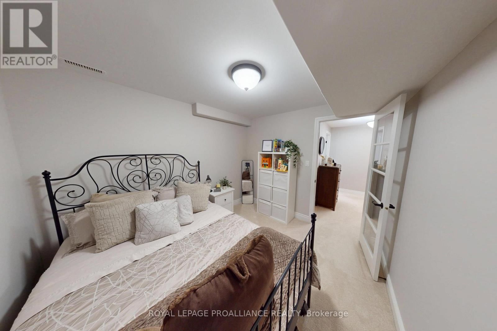 37 FARMINGTON CRESCENT Image 22