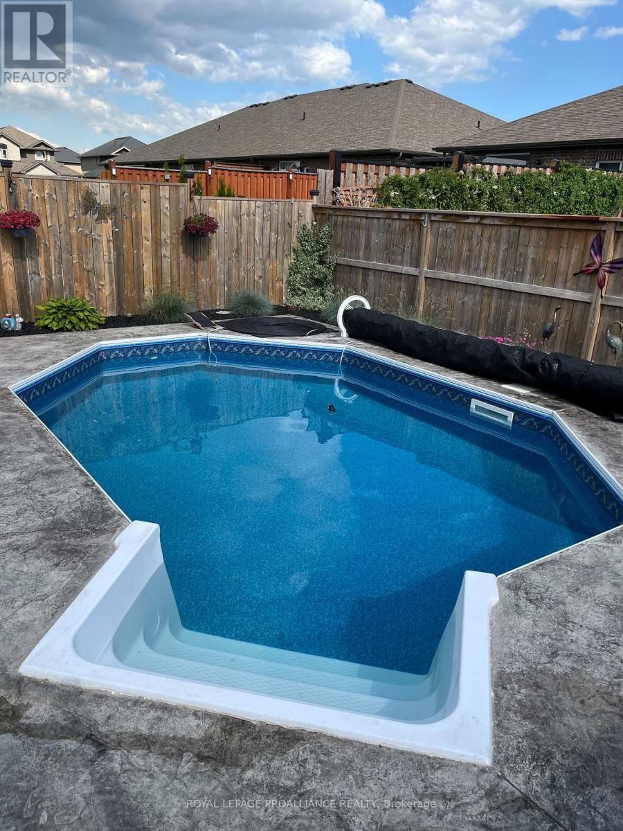 37 FARMINGTON CRESCENT Image 24