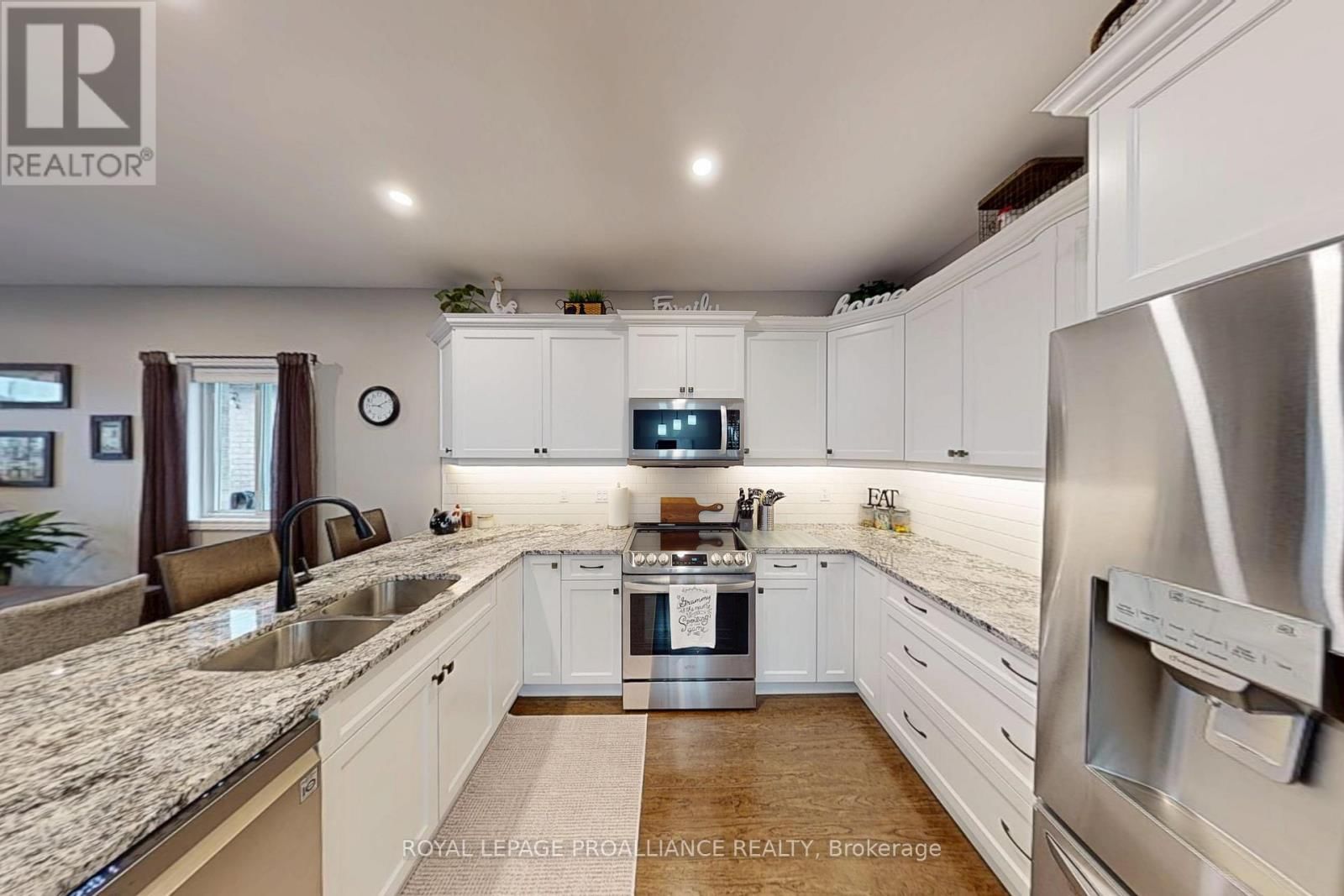 37 FARMINGTON CRESCENT Image 4