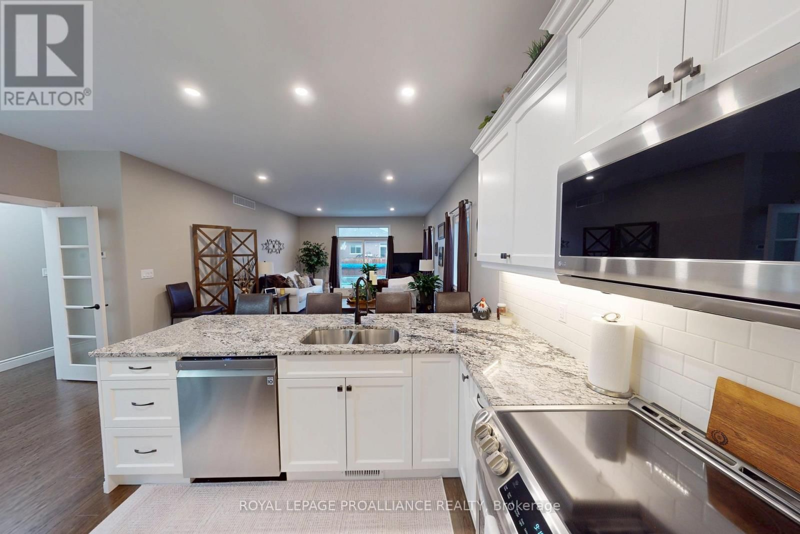 37 FARMINGTON CRESCENT Image 5