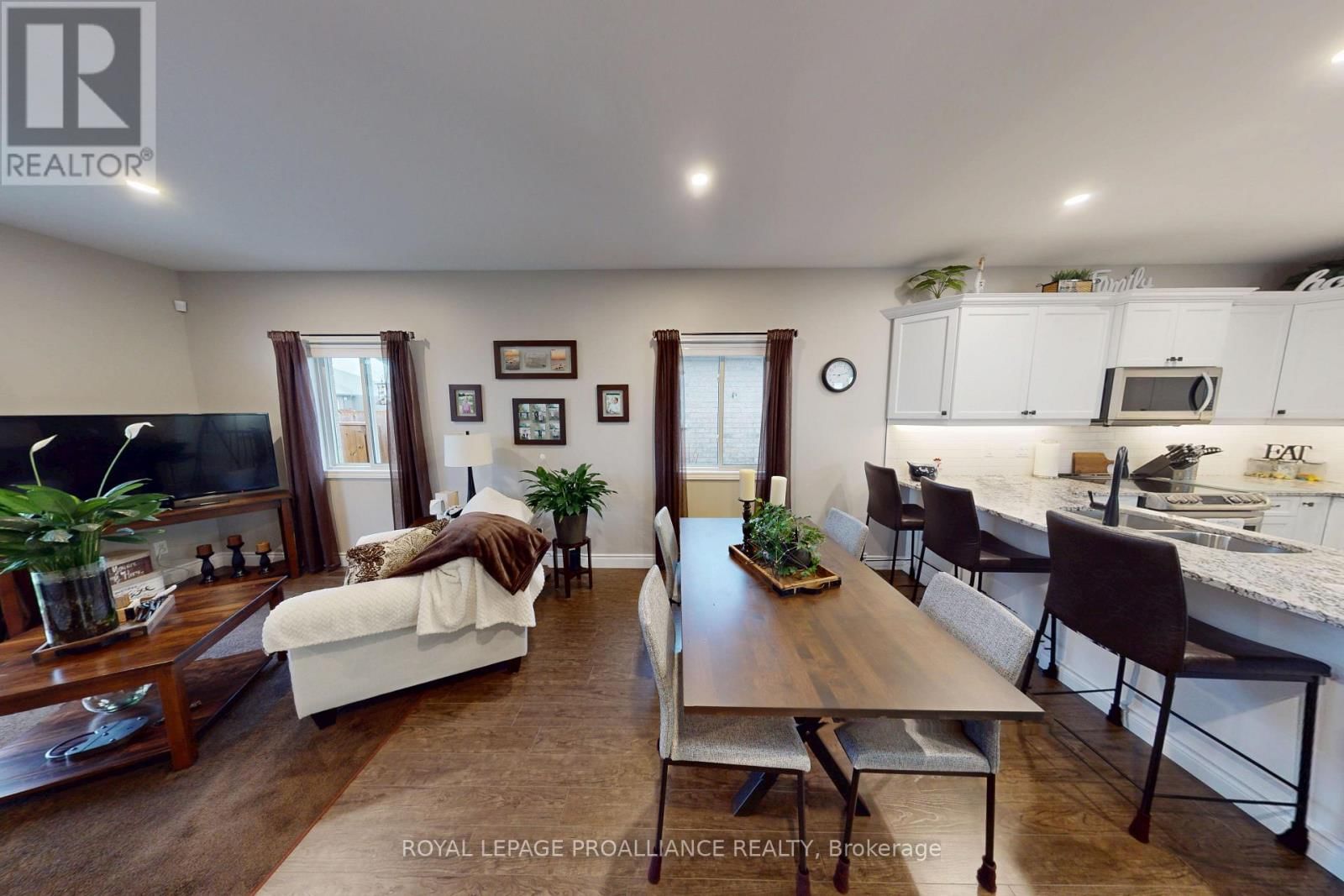 37 FARMINGTON CRESCENT Image 6