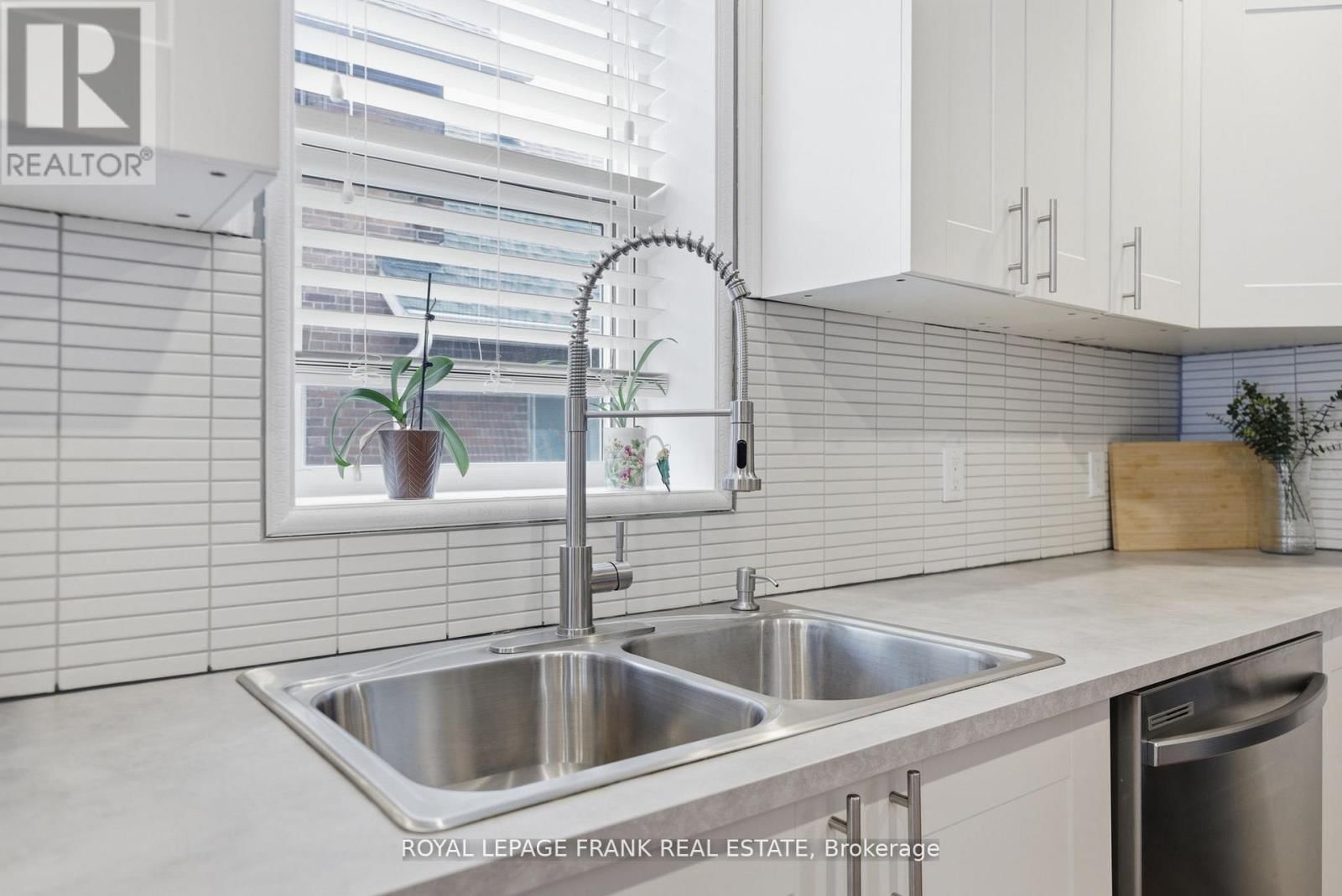 121 DURHAM STREET WEST Image 12