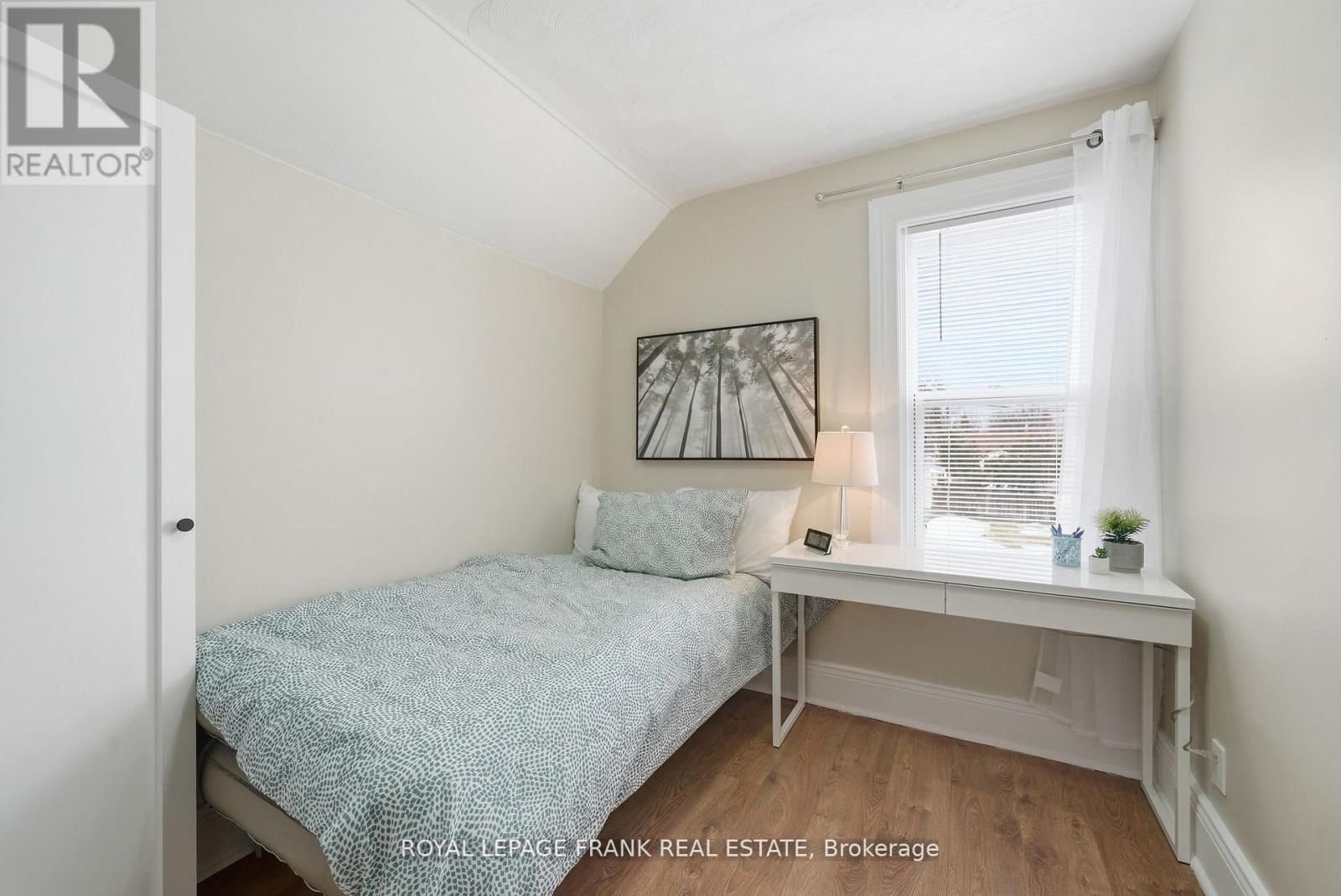 121 DURHAM STREET WEST Image 31