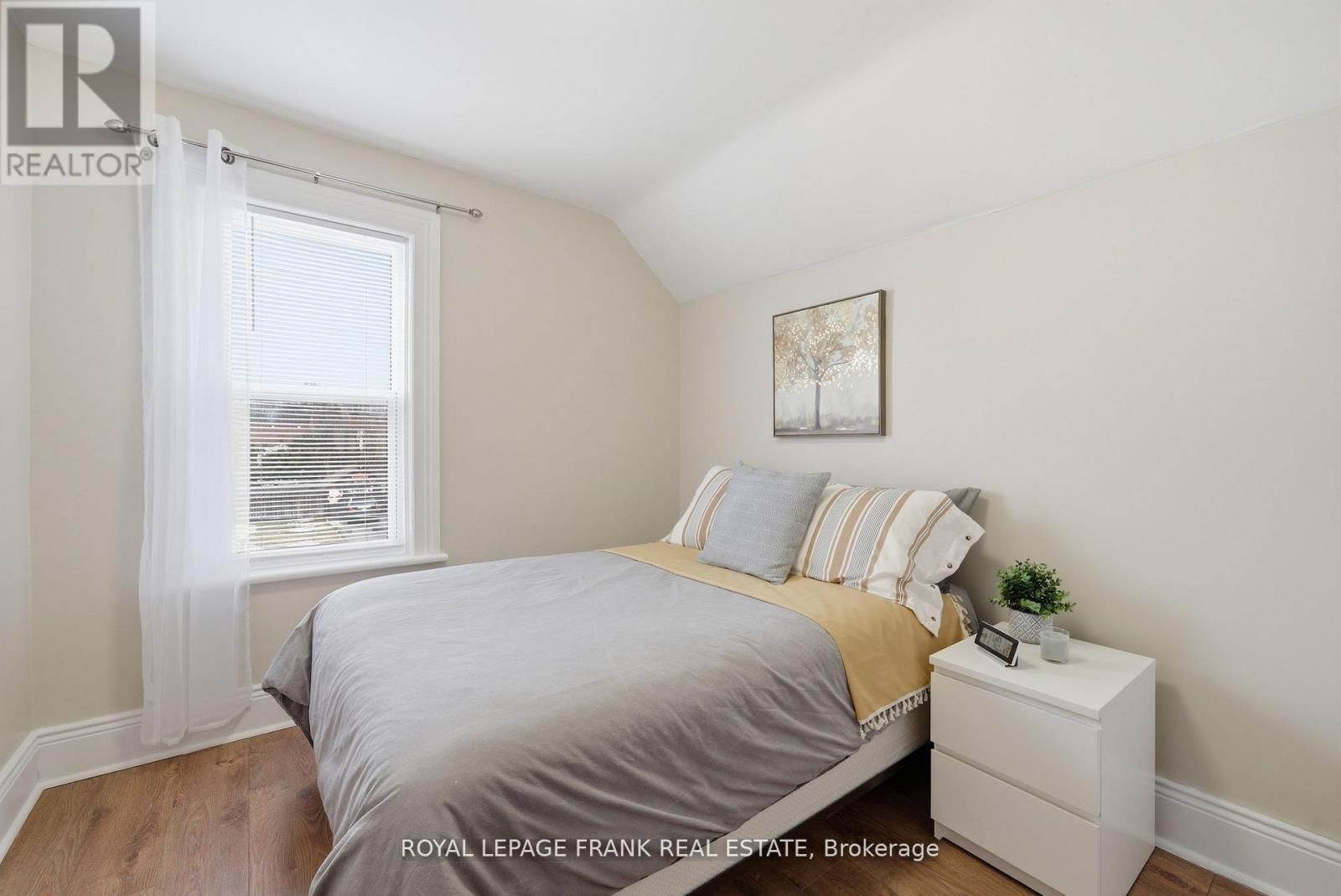 121 DURHAM STREET WEST Image 33