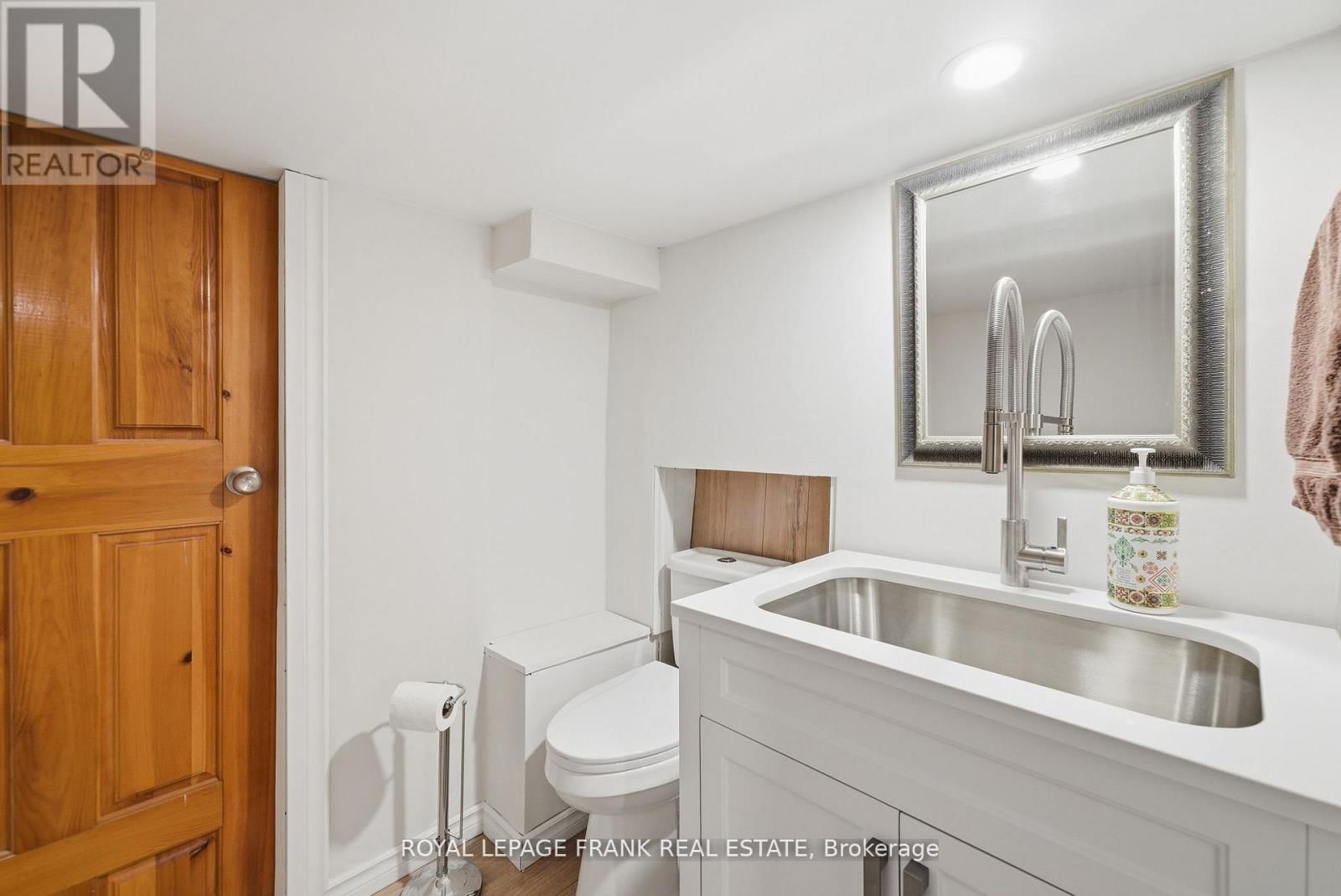 121 DURHAM STREET WEST Image 37