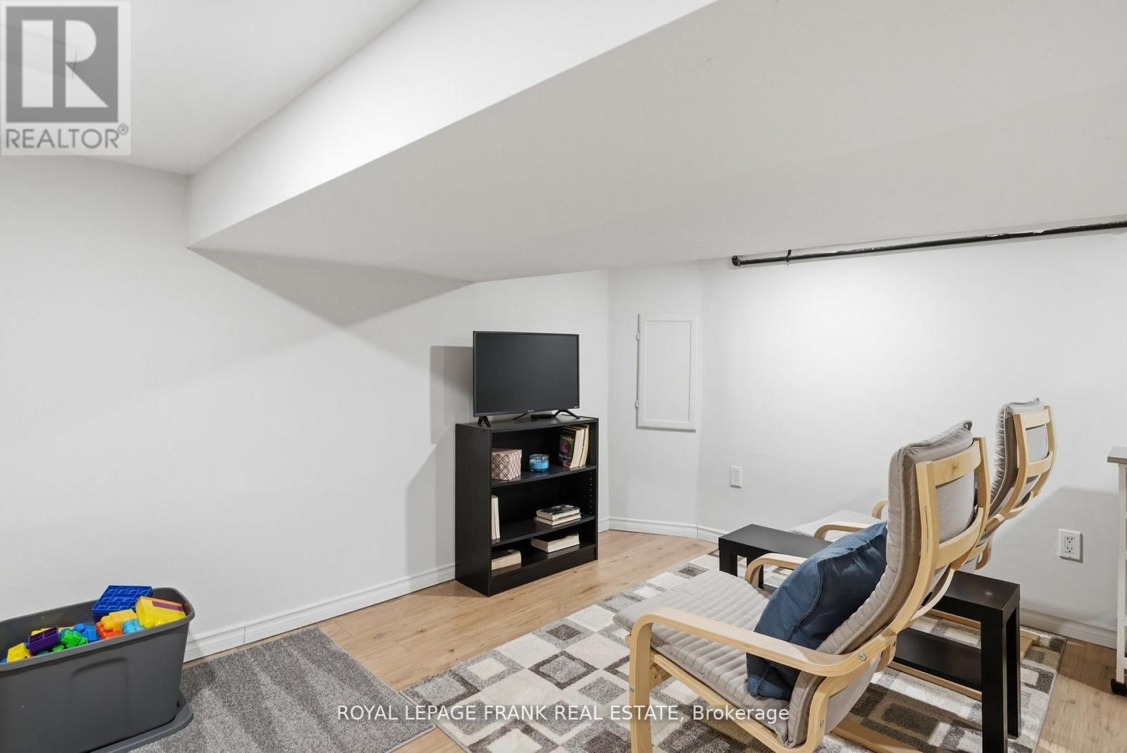 121 DURHAM STREET WEST Image 40