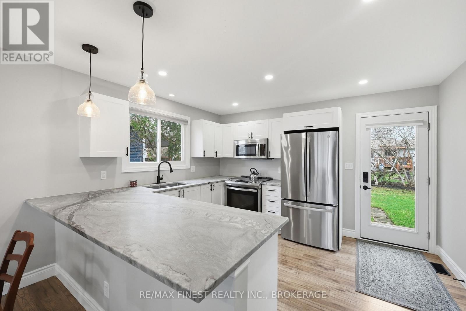 1284 WAVERLEY CRESCENT Image 12