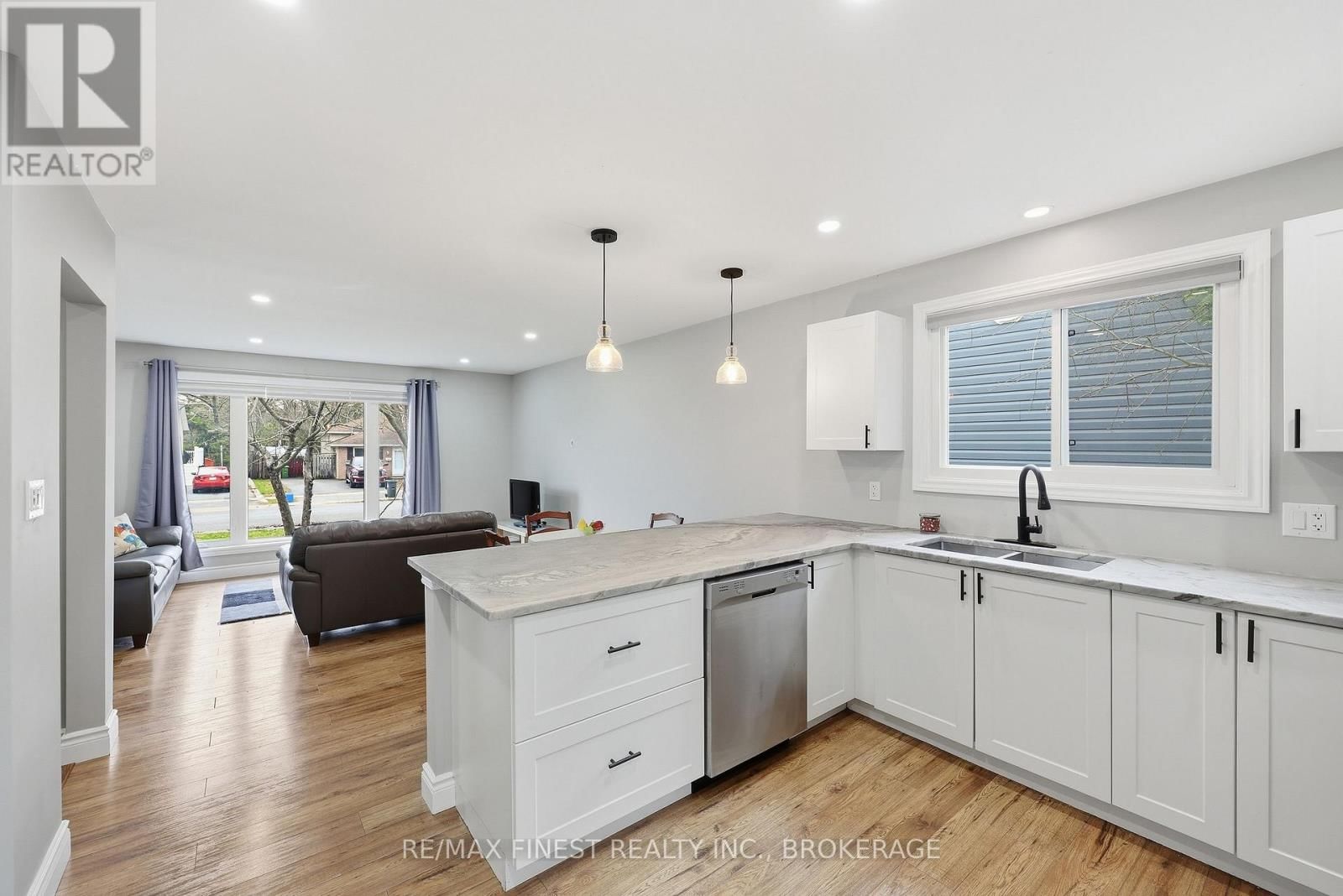 1284 WAVERLEY CRESCENT Image 15