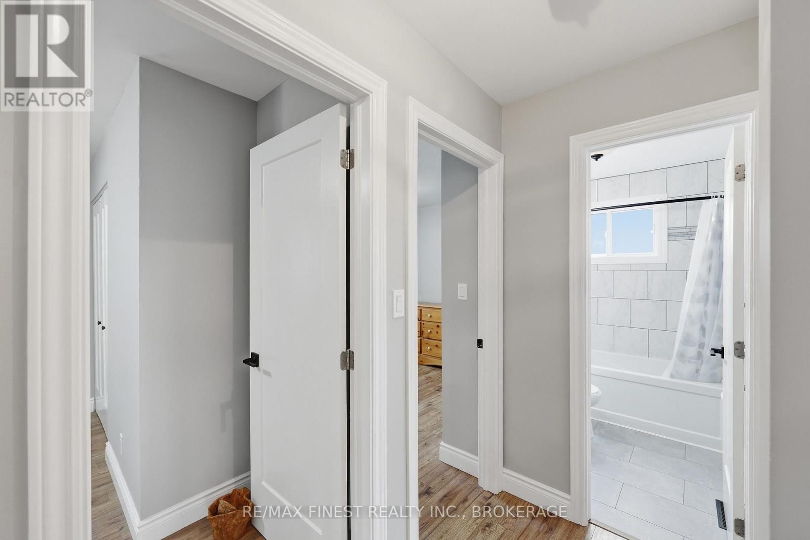 1284 WAVERLEY CRESCENT Image 18