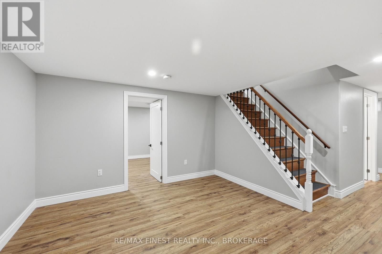 1284 WAVERLEY CRESCENT Image 28