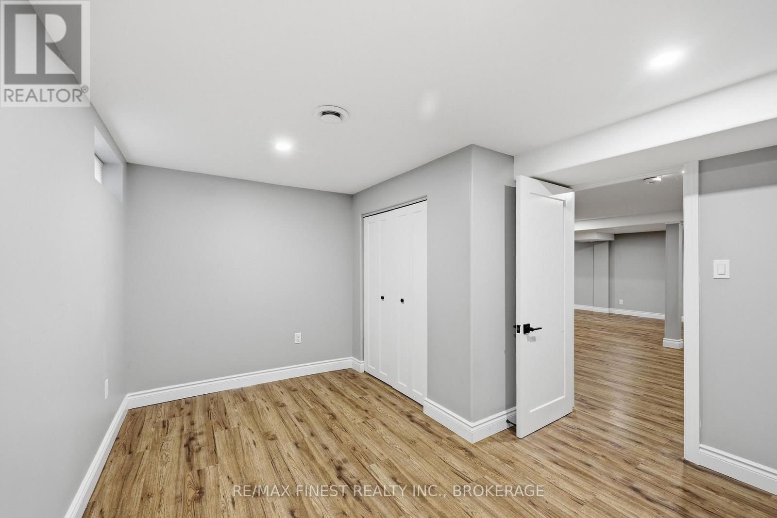 1284 WAVERLEY CRESCENT Image 32