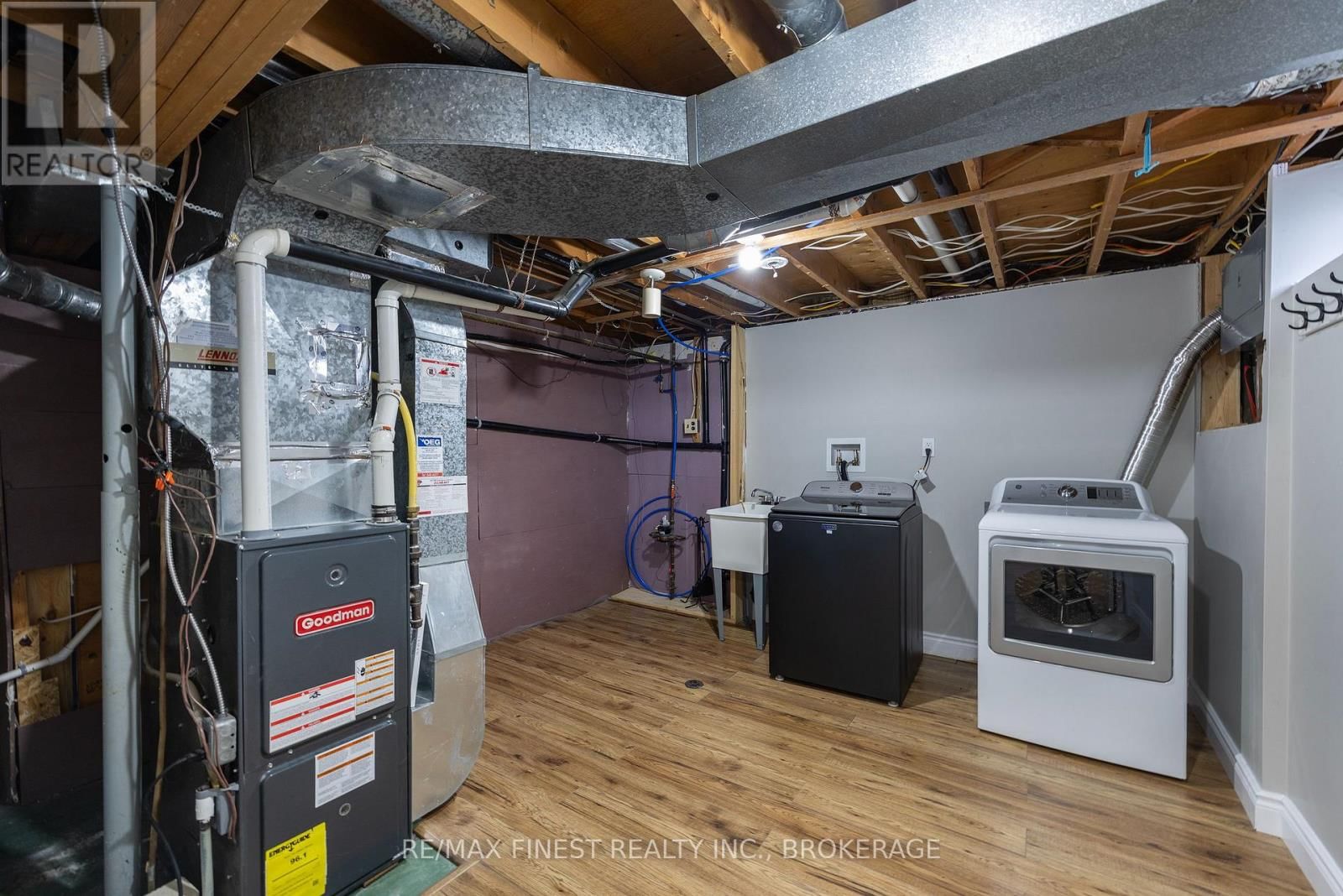 1284 WAVERLEY CRESCENT Image 34