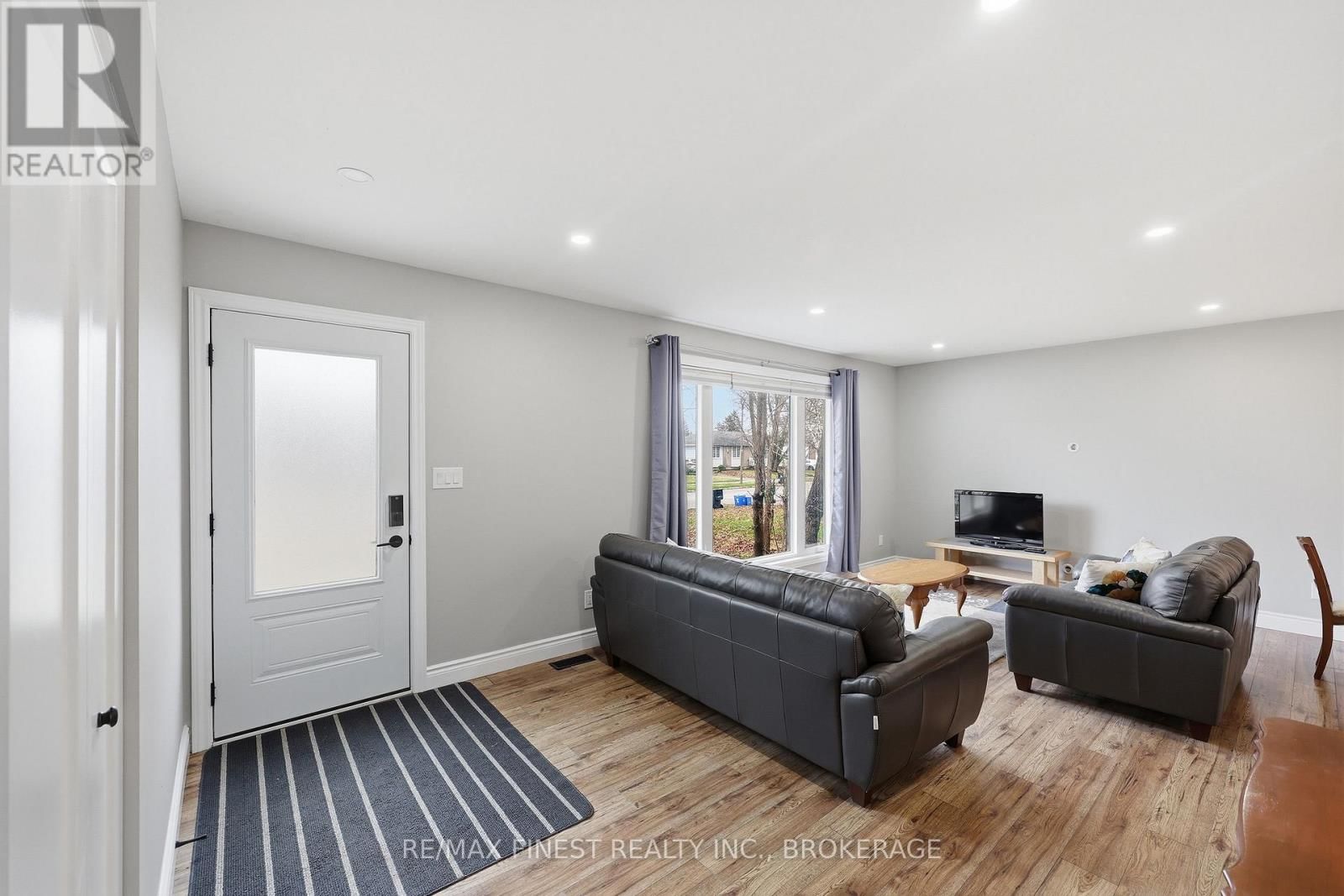 1284 WAVERLEY CRESCENT Image 7