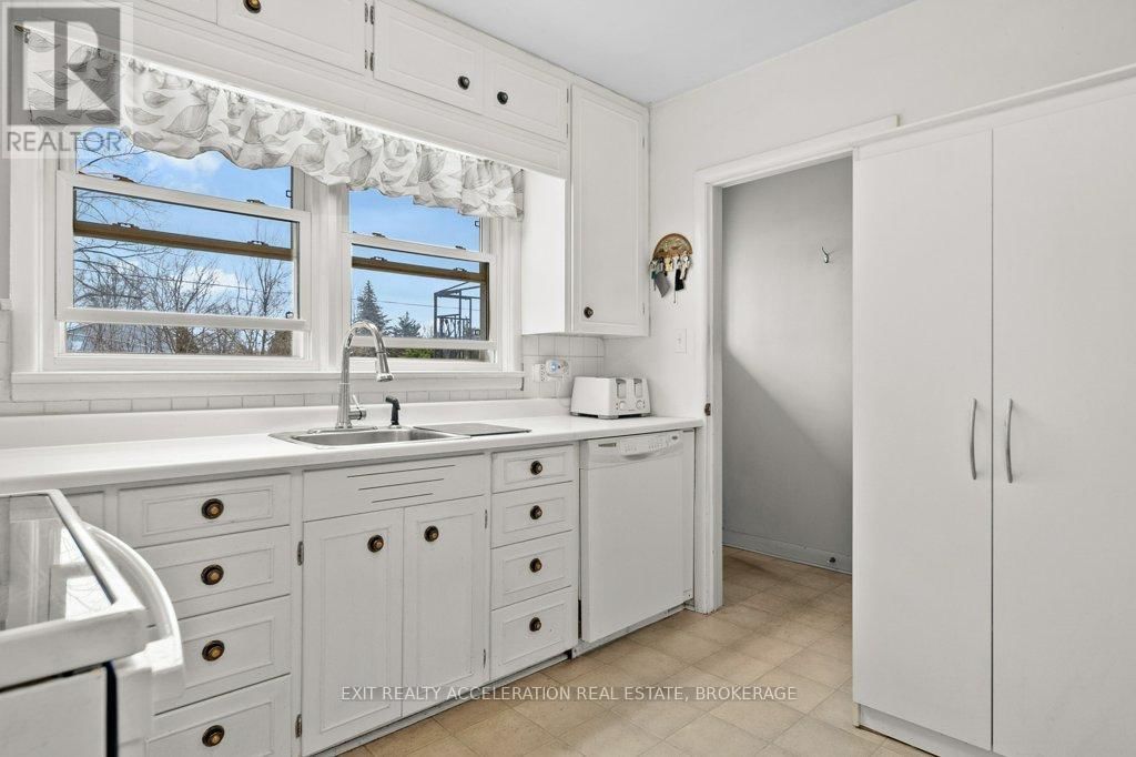 272 BRIDGE STREET WEST Image 16