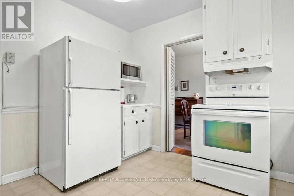 272 BRIDGE STREET WEST Image 17