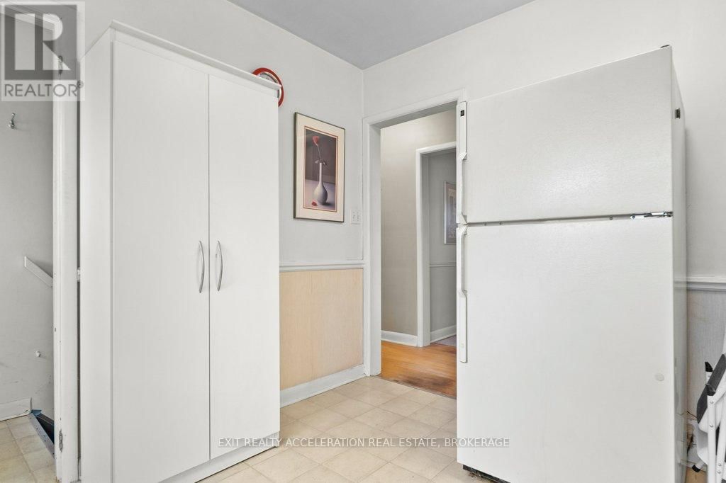 272 BRIDGE STREET WEST Image 18