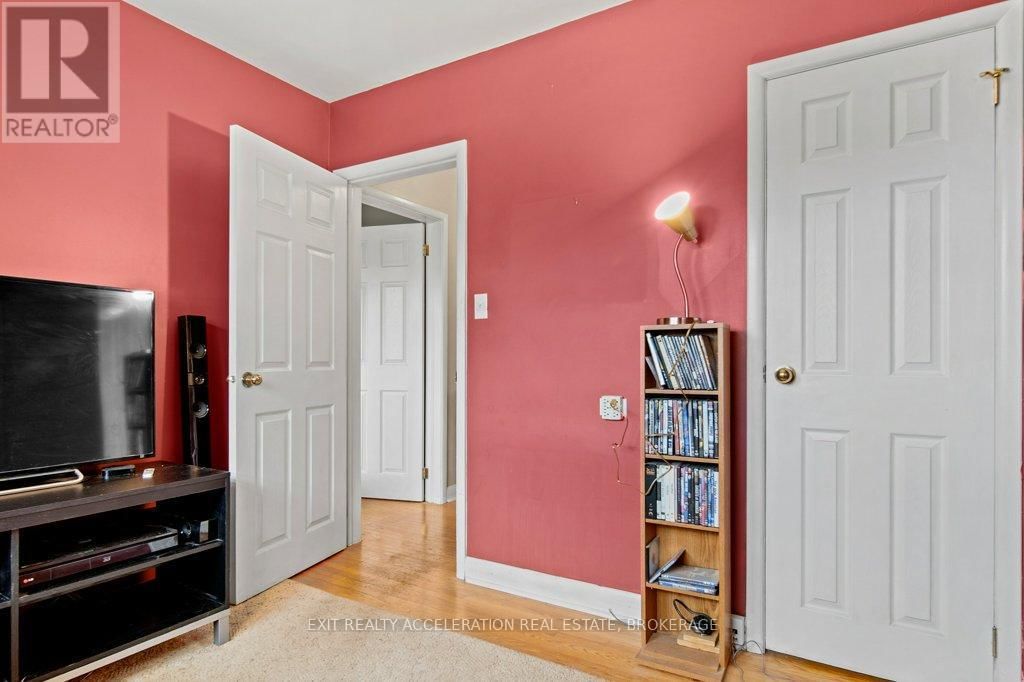 272 BRIDGE STREET WEST Image 27