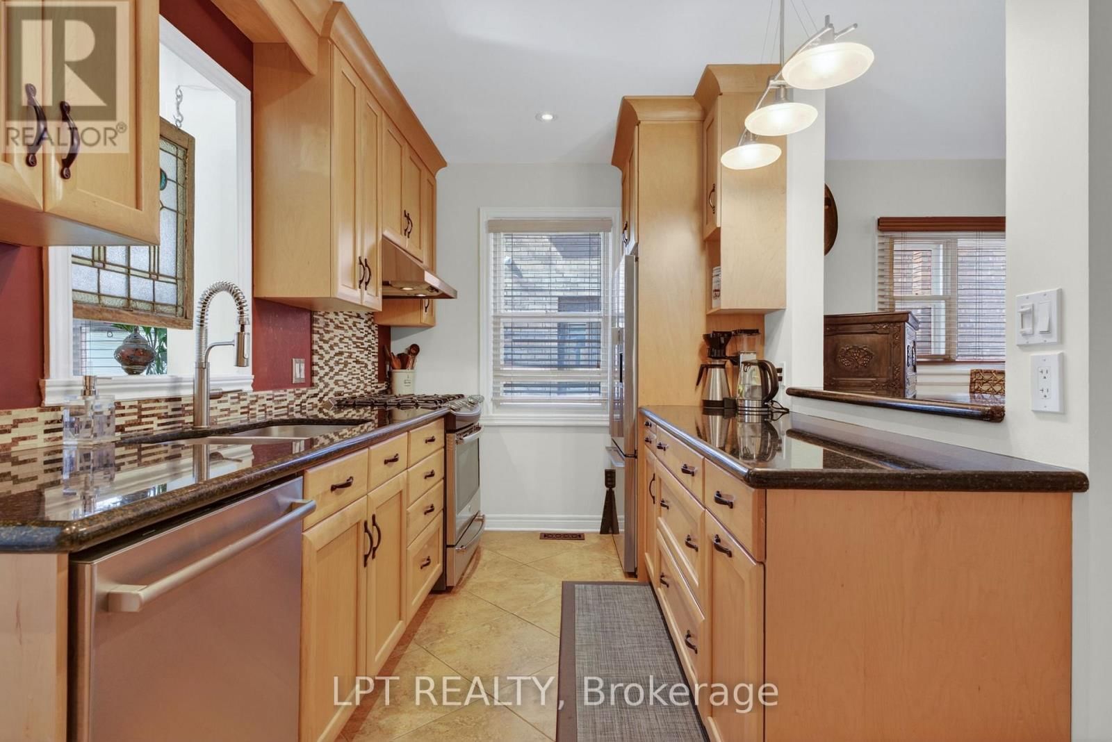 168 HURON AVENUE NORTH Image 12