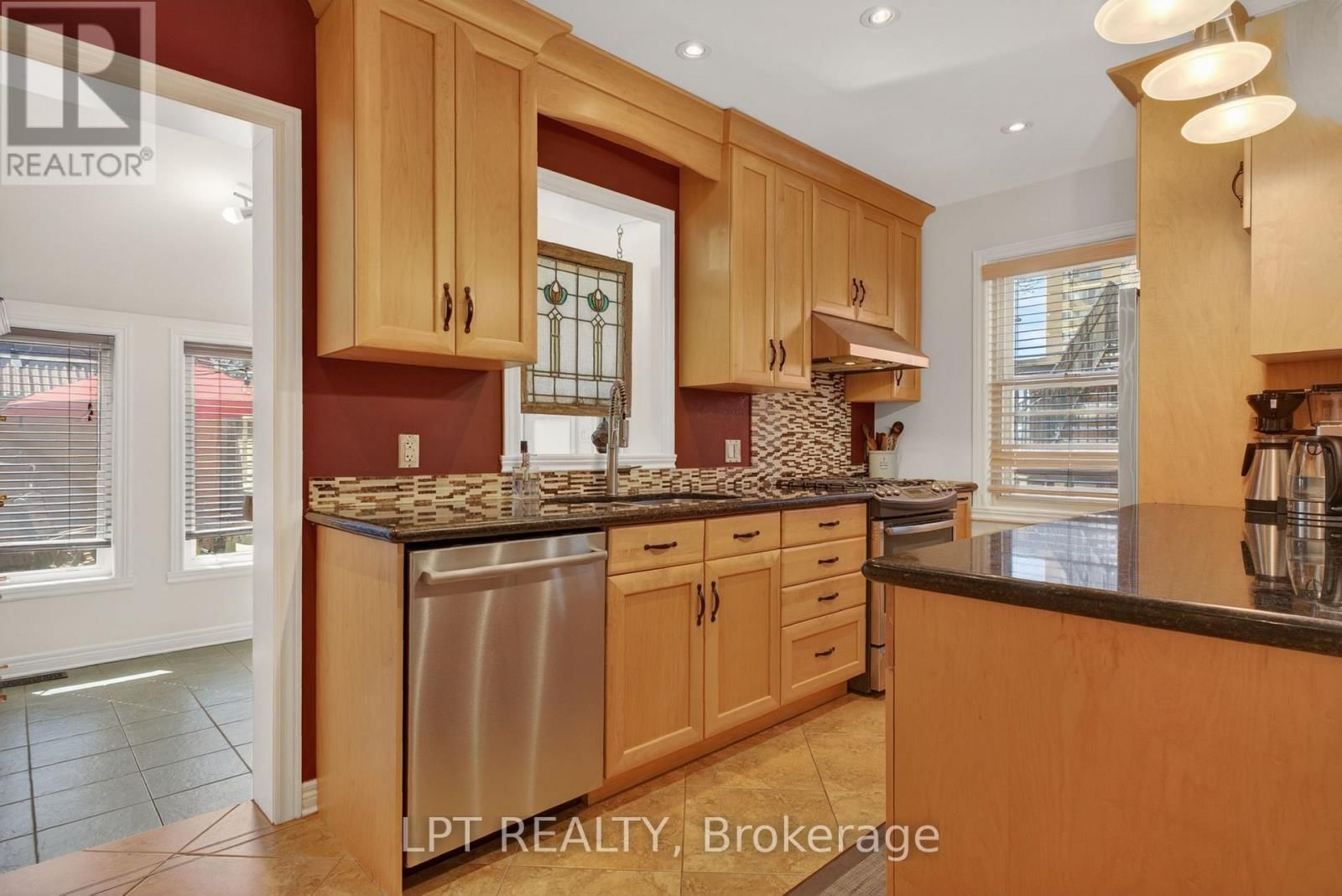 168 HURON AVENUE NORTH Image 14