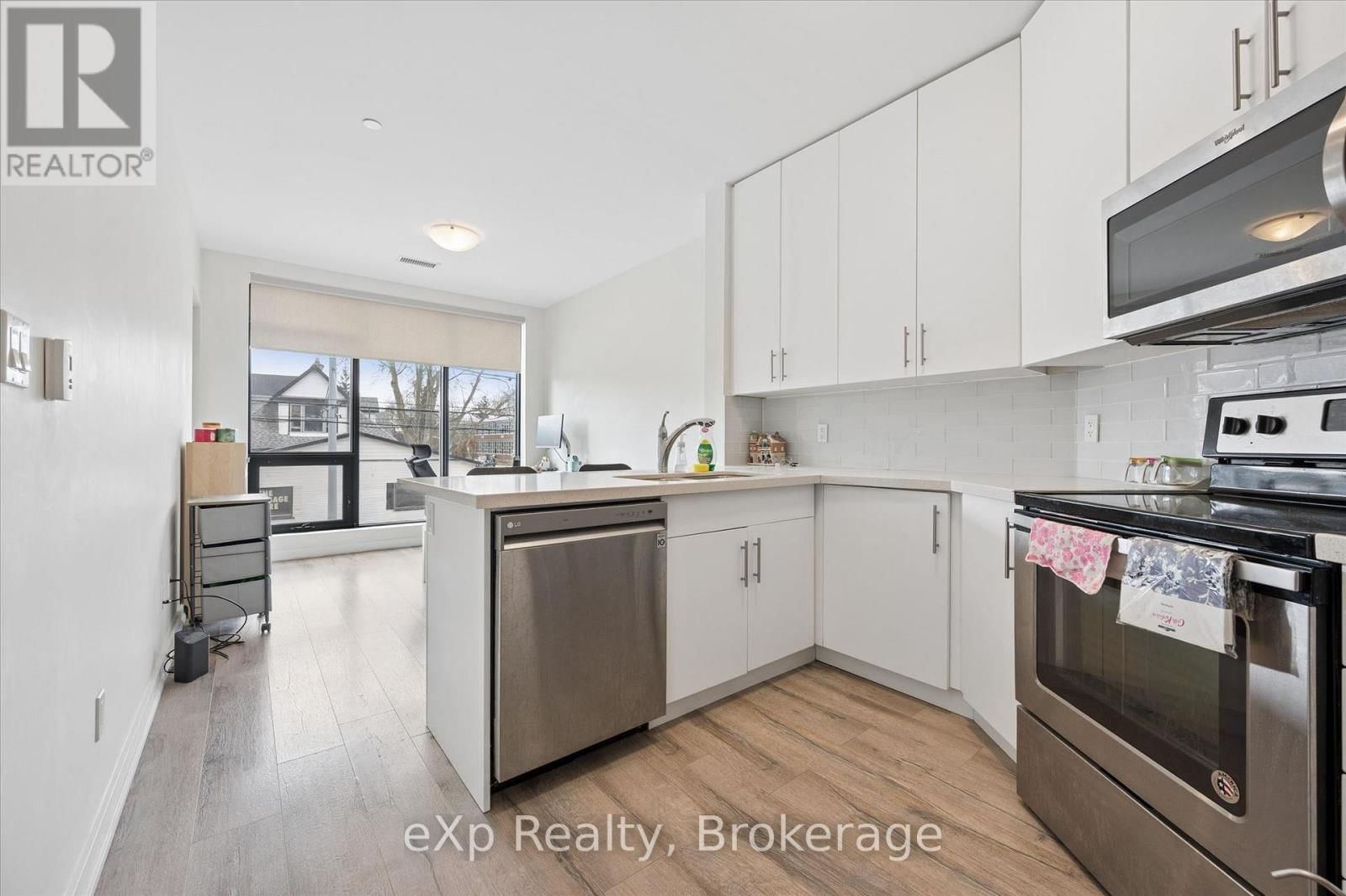 202 - 690 KING STREET WEST Image 12