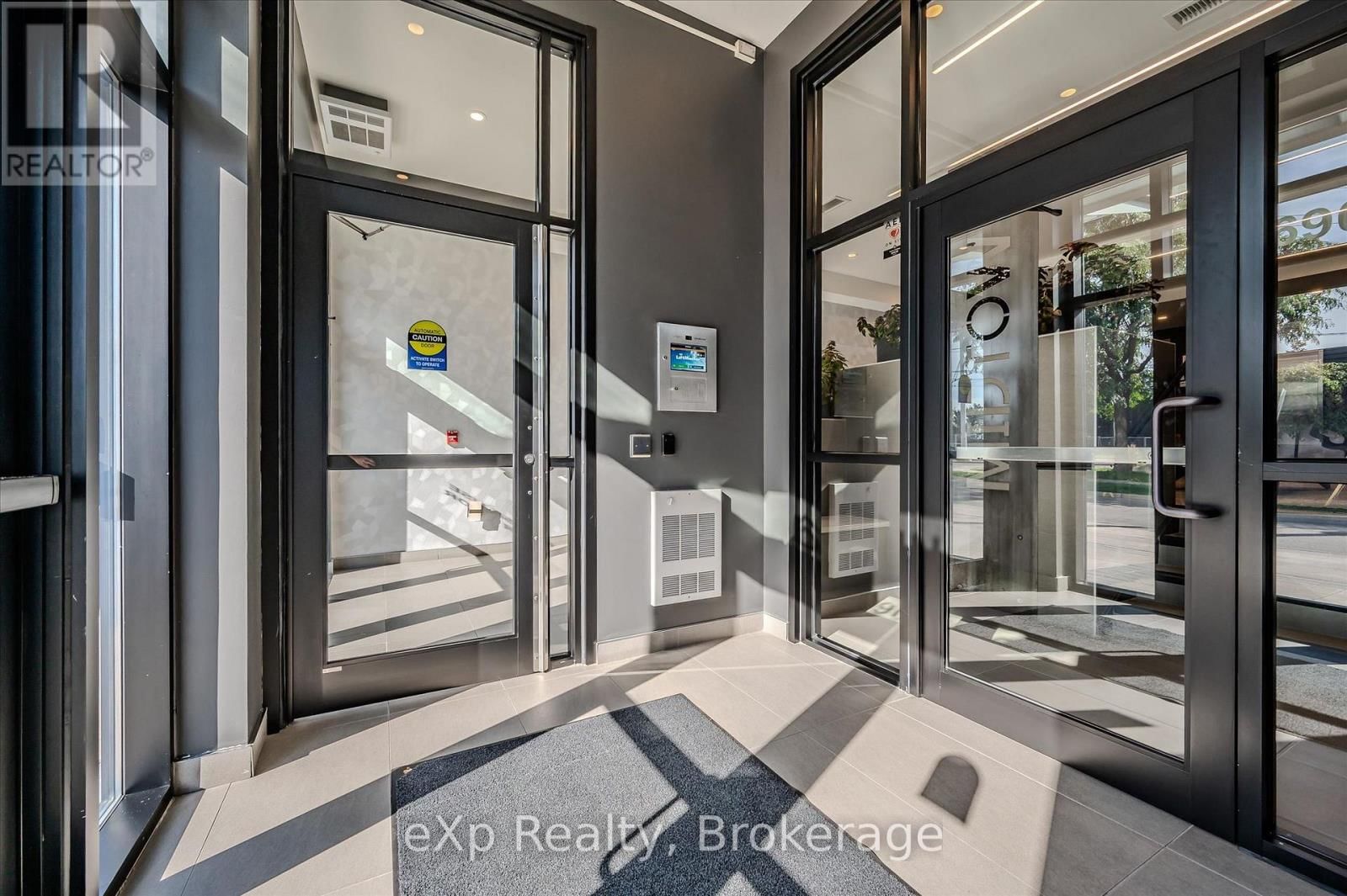 202 - 690 KING STREET WEST Image 4