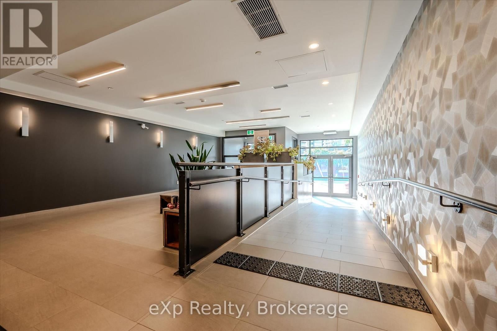 202 - 690 KING STREET WEST Image 6