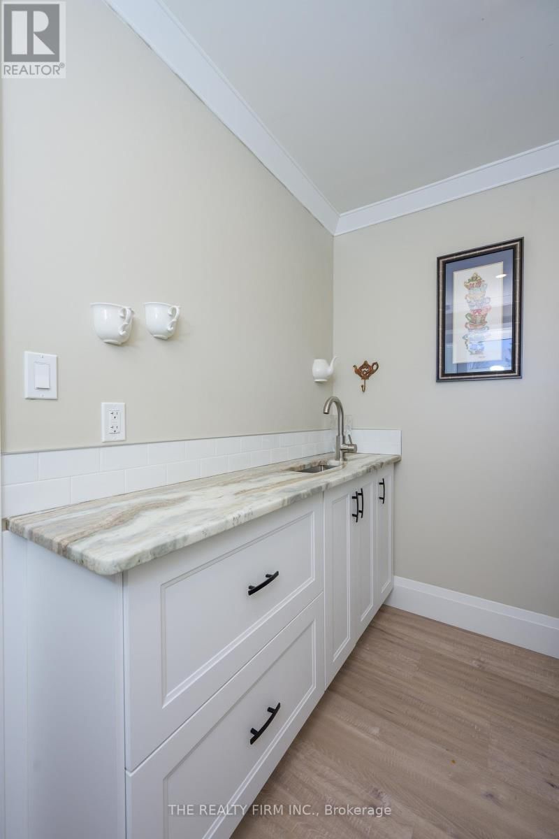 21584 HIGHBURY AVENUE NORTH Image 10