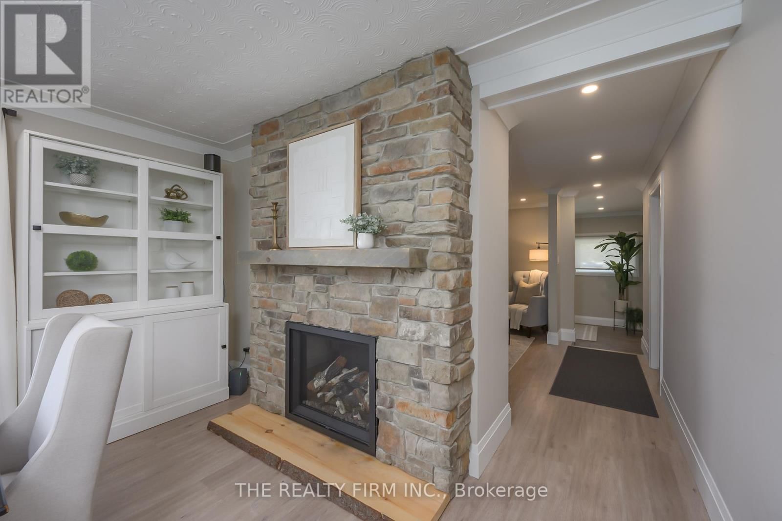 21584 HIGHBURY AVENUE NORTH Image 14