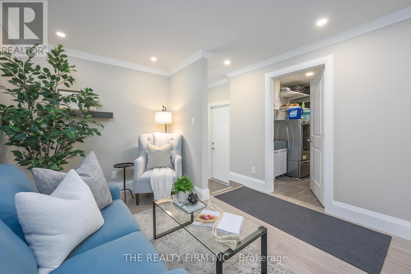 21584 HIGHBURY AVENUE NORTH Image 18