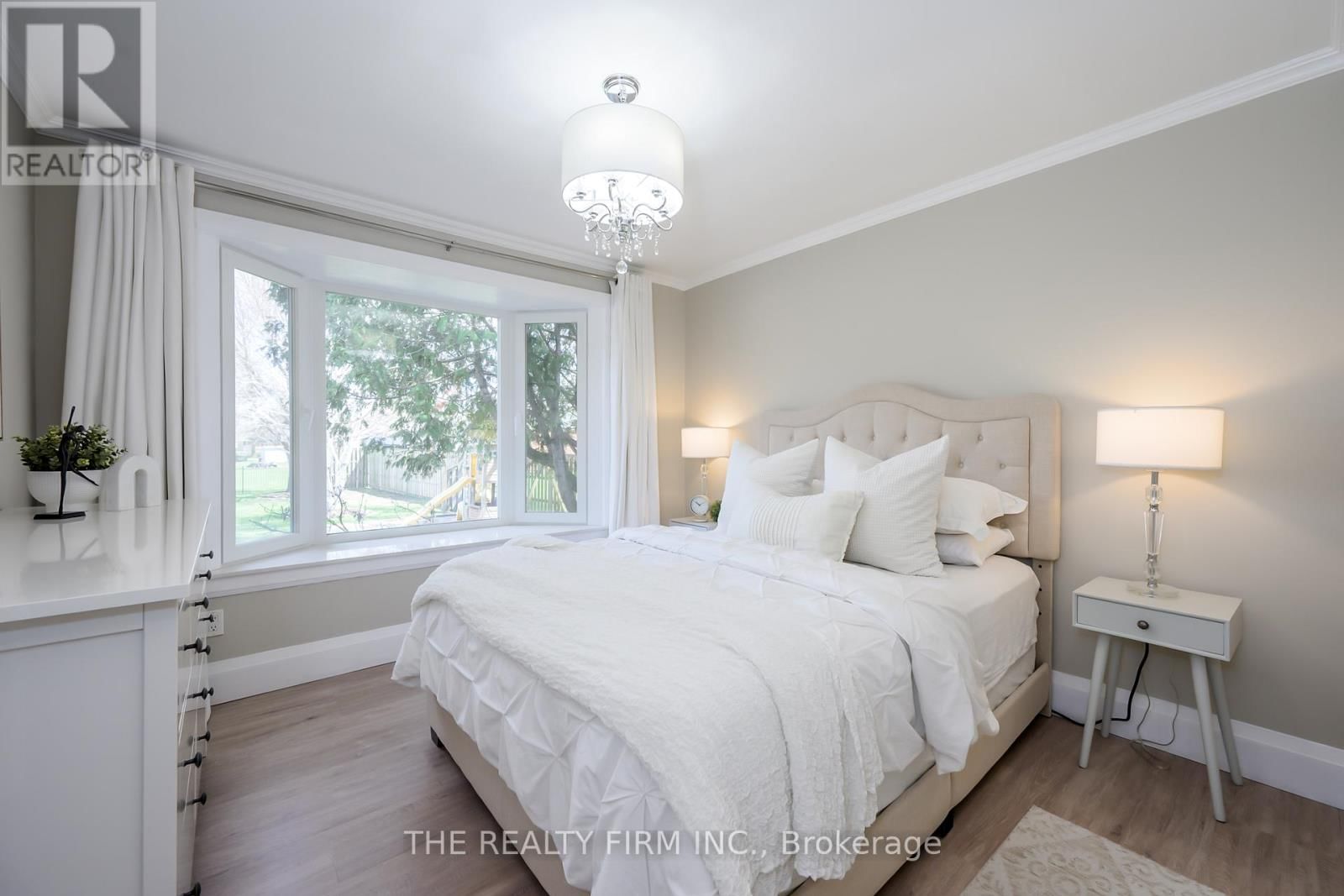 21584 HIGHBURY AVENUE NORTH Image 20