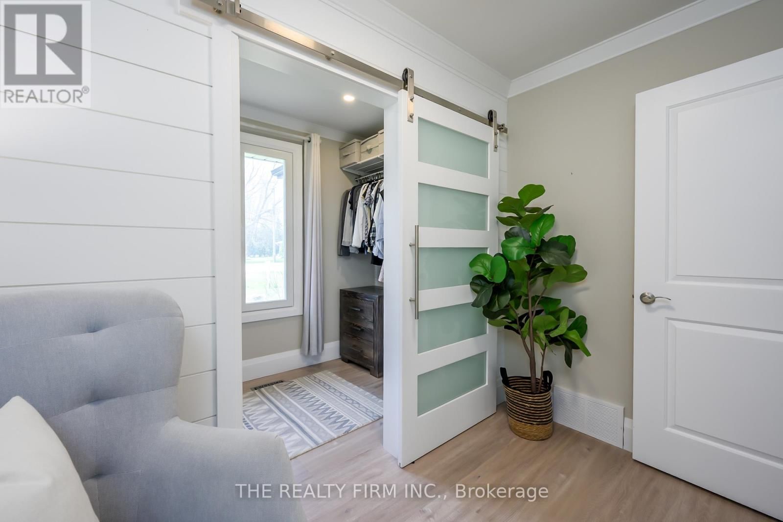 21584 HIGHBURY AVENUE NORTH Image 25