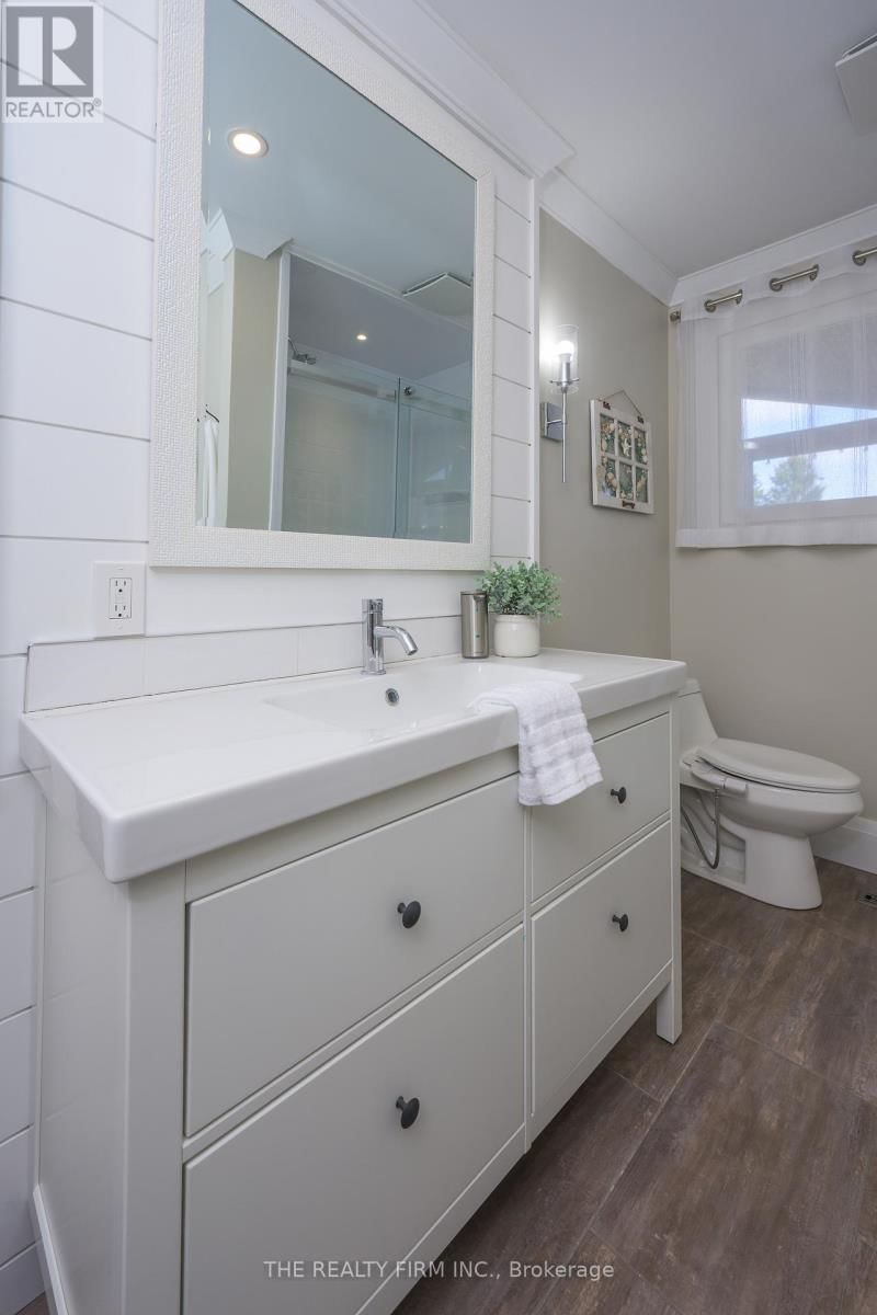 21584 HIGHBURY AVENUE NORTH Image 28