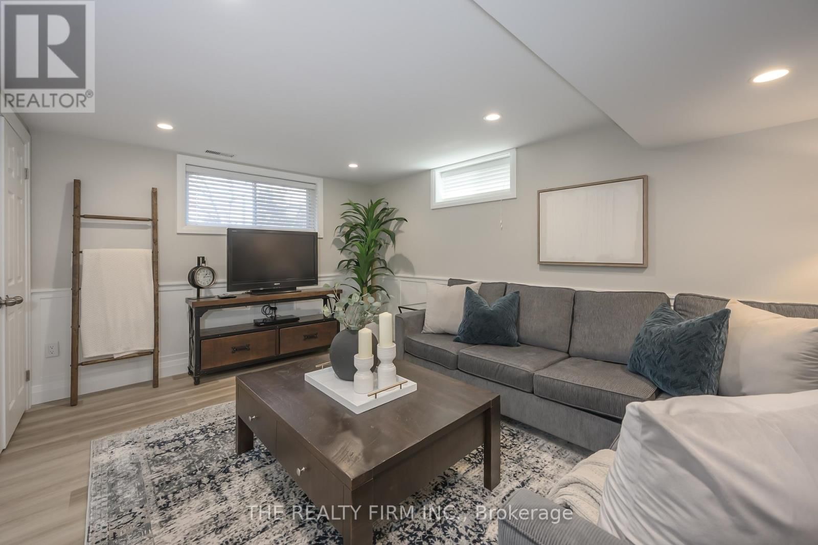 21584 HIGHBURY AVENUE NORTH Image 29