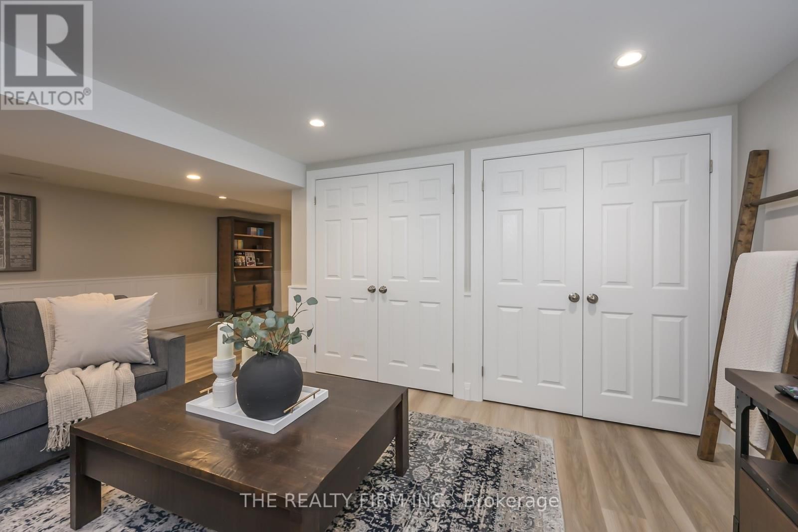 21584 HIGHBURY AVENUE NORTH Image 31