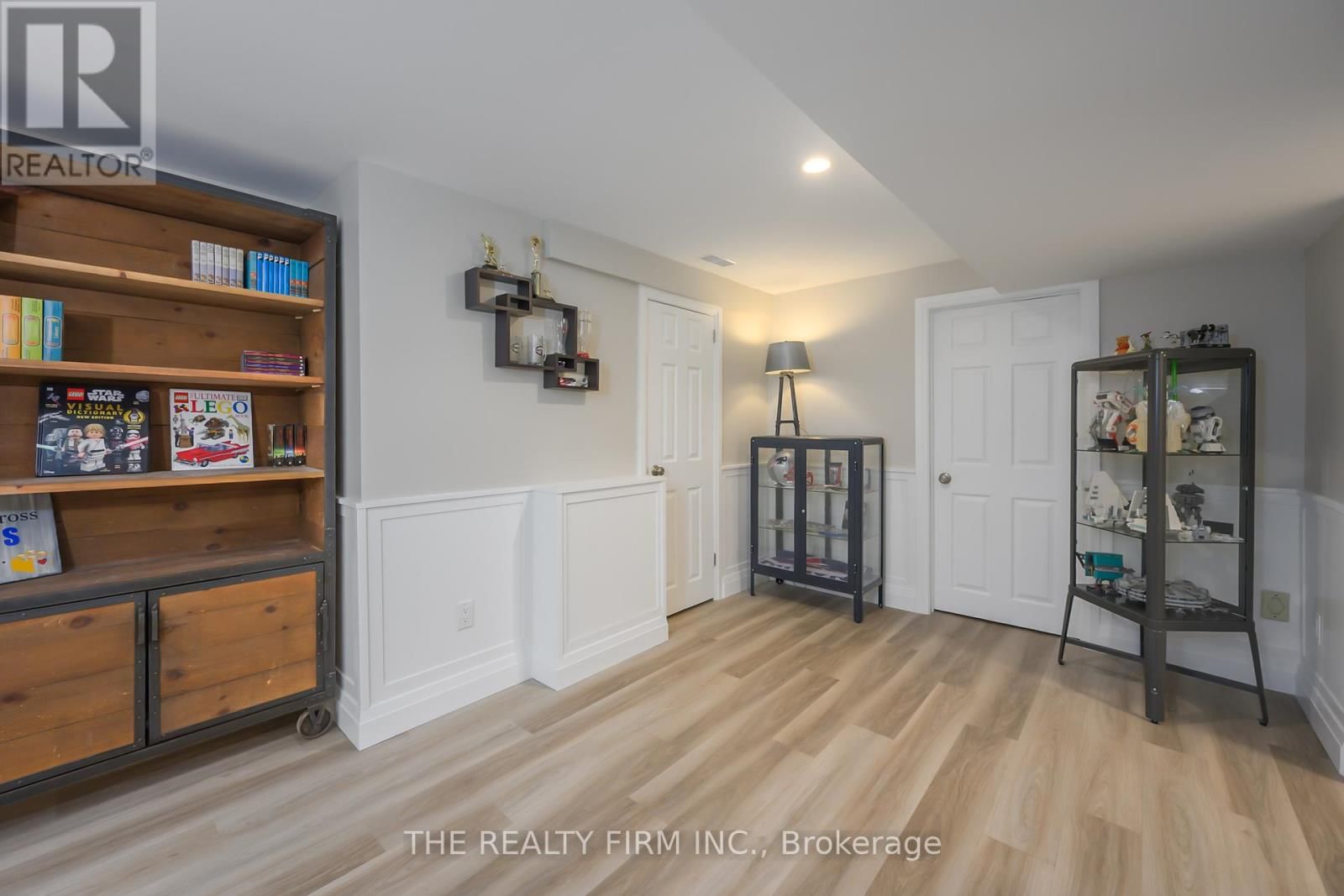 21584 HIGHBURY AVENUE NORTH Image 32