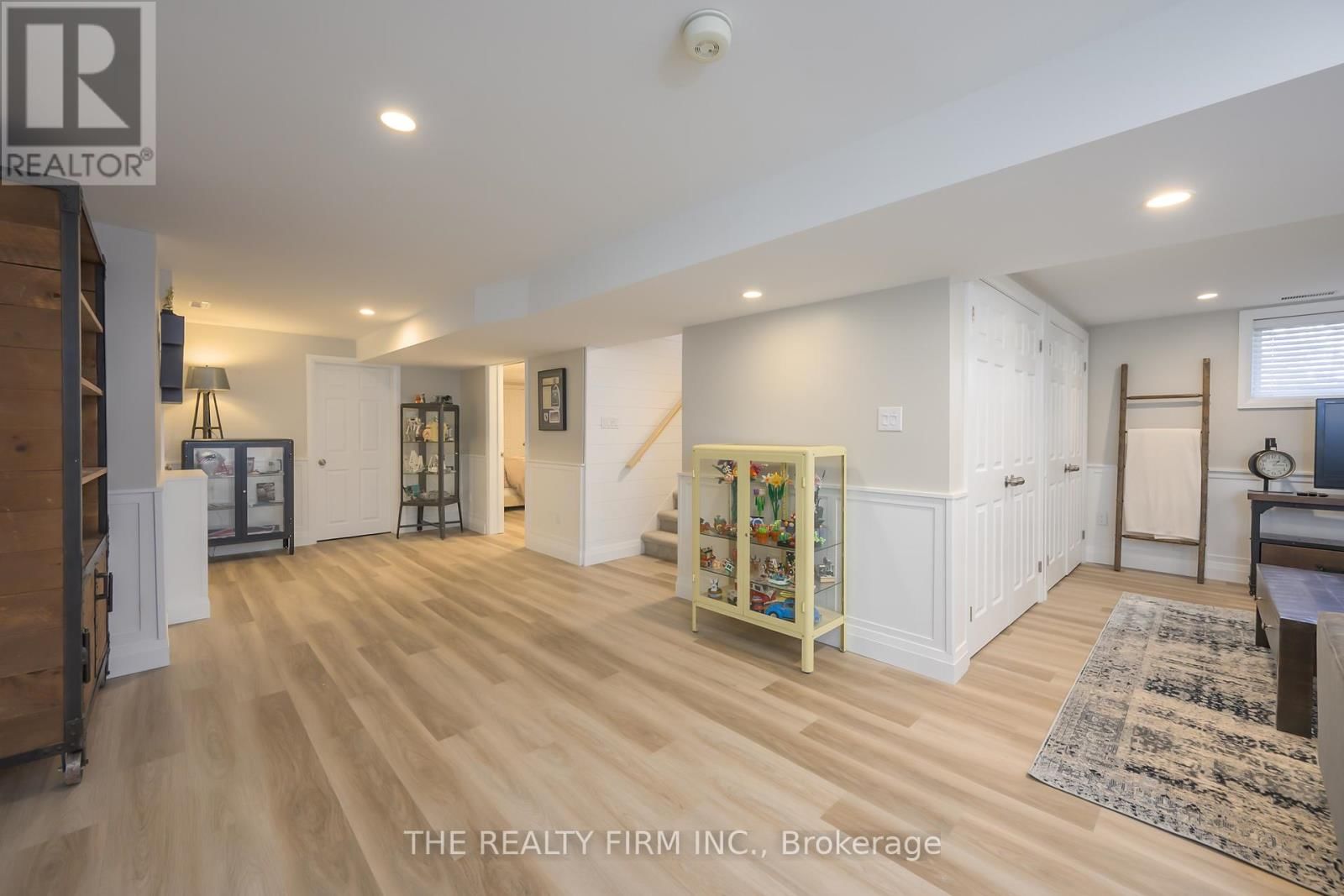 21584 HIGHBURY AVENUE NORTH Image 33